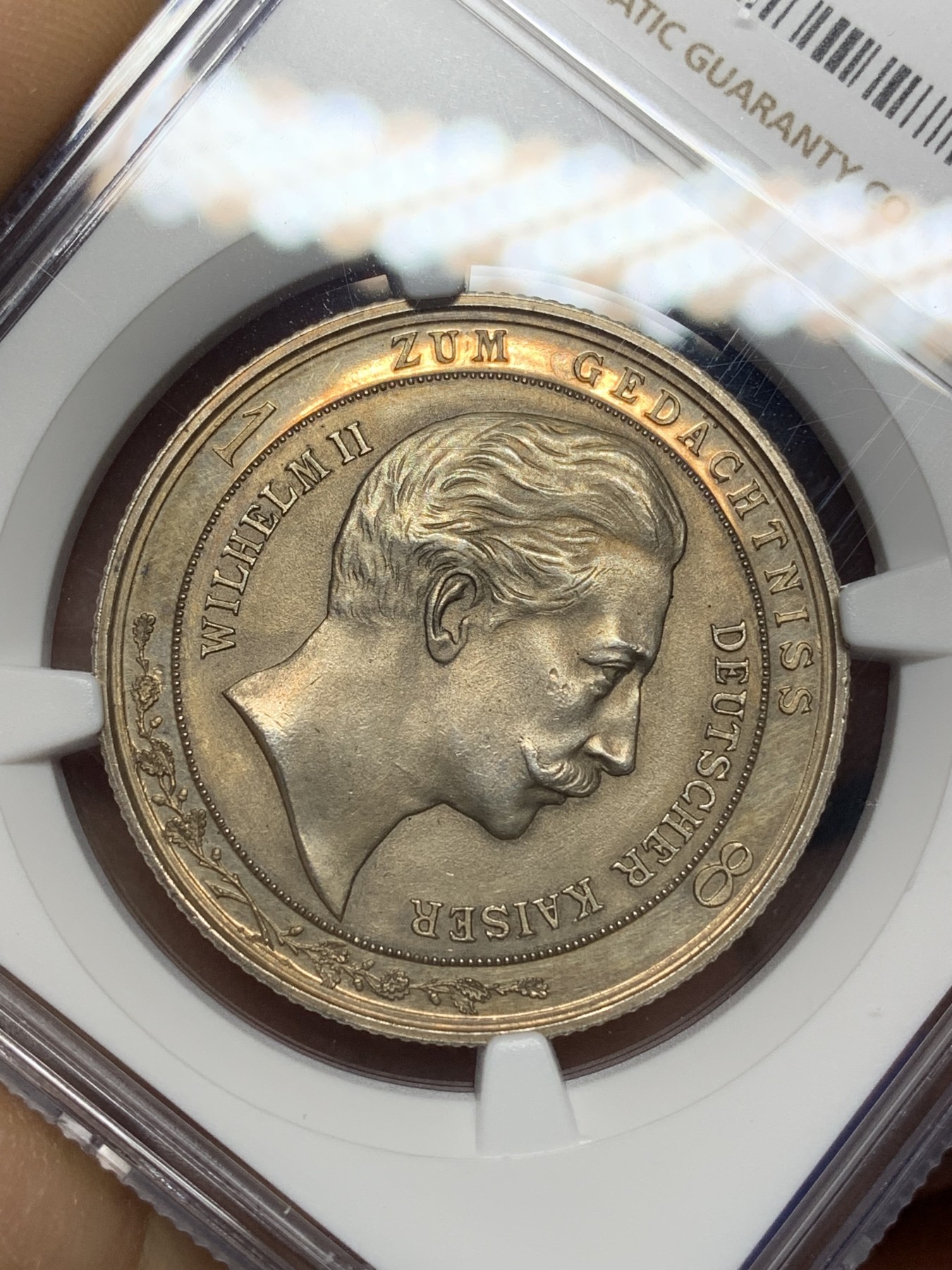 《竞宝斋》第221场-周日，周一 2场 (全场包邮) NGC-MS63 德国 1894年 威廉二世与俾斯曼和解银章 呈现Proof环形镜面 金色包浆 很经典的品种