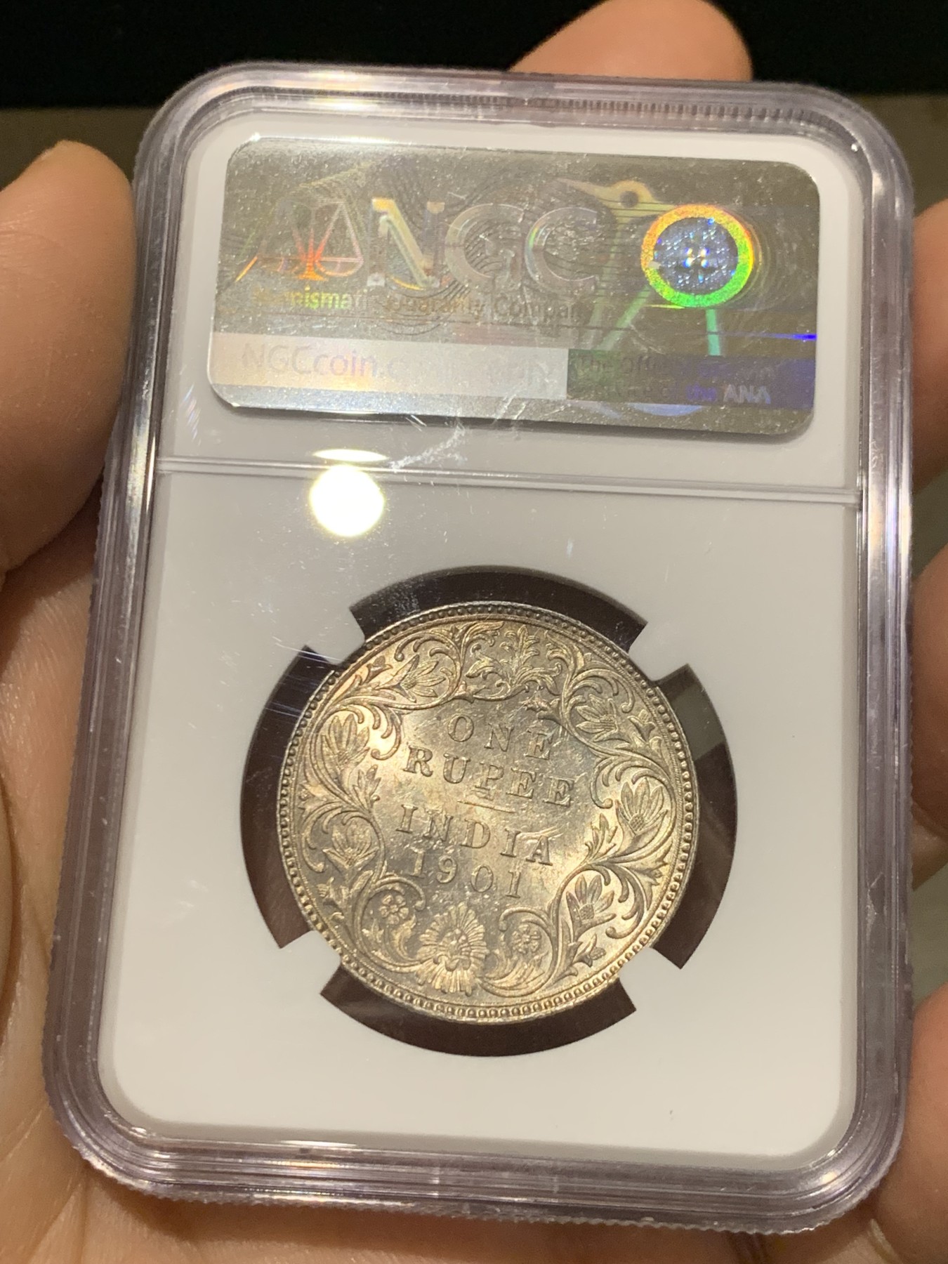 《竞宝斋》第221场-周日，周一 2场 (全场包邮) NGC-MS62 英属印度 1901年孟买厂 维多利亚女王 1卢比 银币 黄油彩包浆 实物很漂亮