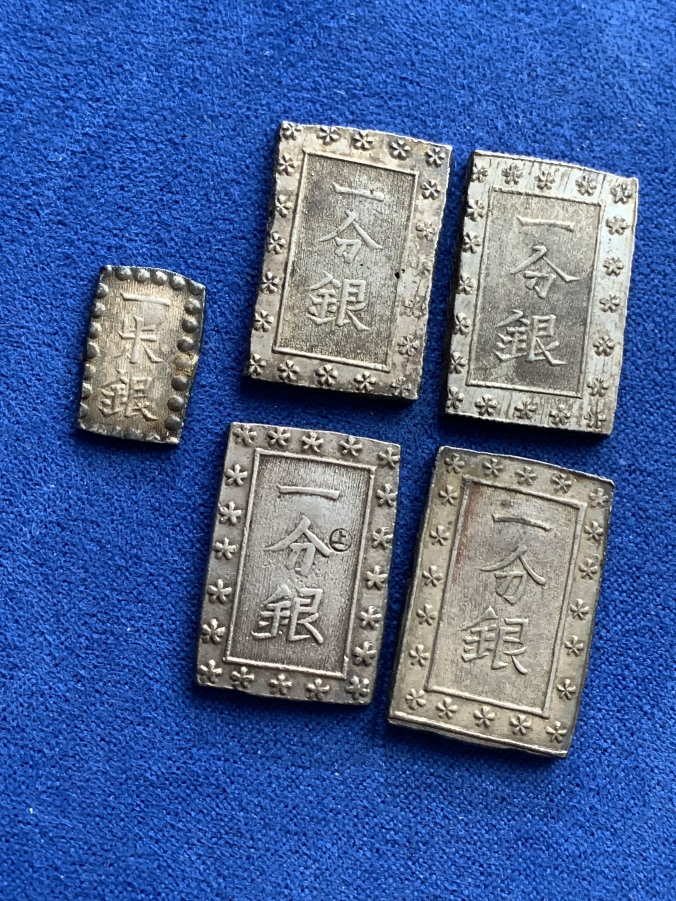 《竞宝斋》第221场-周日，周一 2场 (全场包邮) 5枚一组 日本一分银4枚+一朱银1枚，其中含2枚不多见的天保一分银