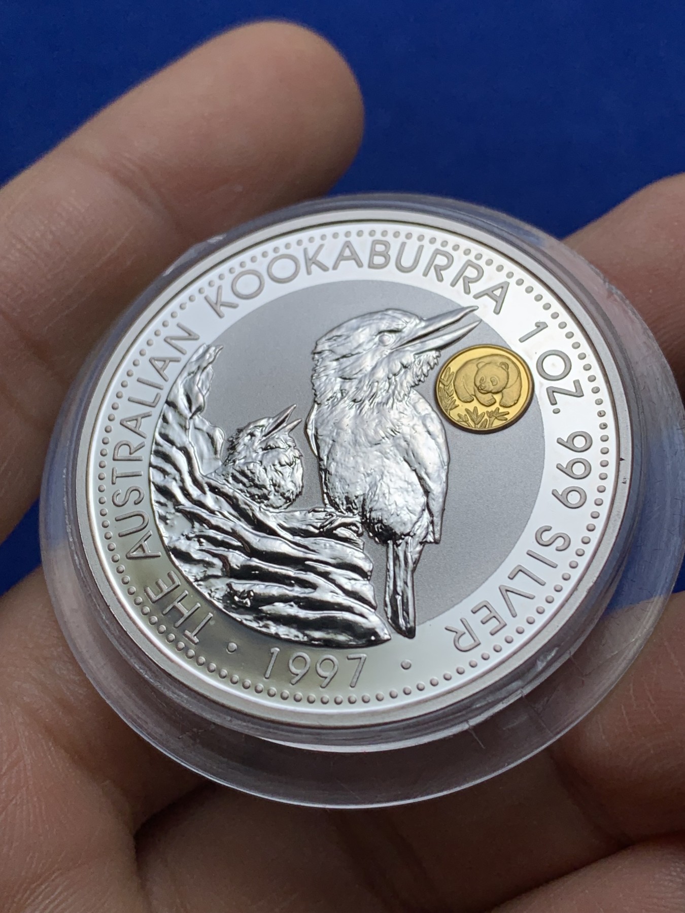 《竞宝斋》第221场-周日，周一 2场 (全场包邮) 澳大利亚 1997年 笑翠鸟 熊猫镶嵌银币 含纯银1盎司999银，金猫重0.5克黄金，发行1.5万枚，为上海国际钱币展而发行 原盒带证书