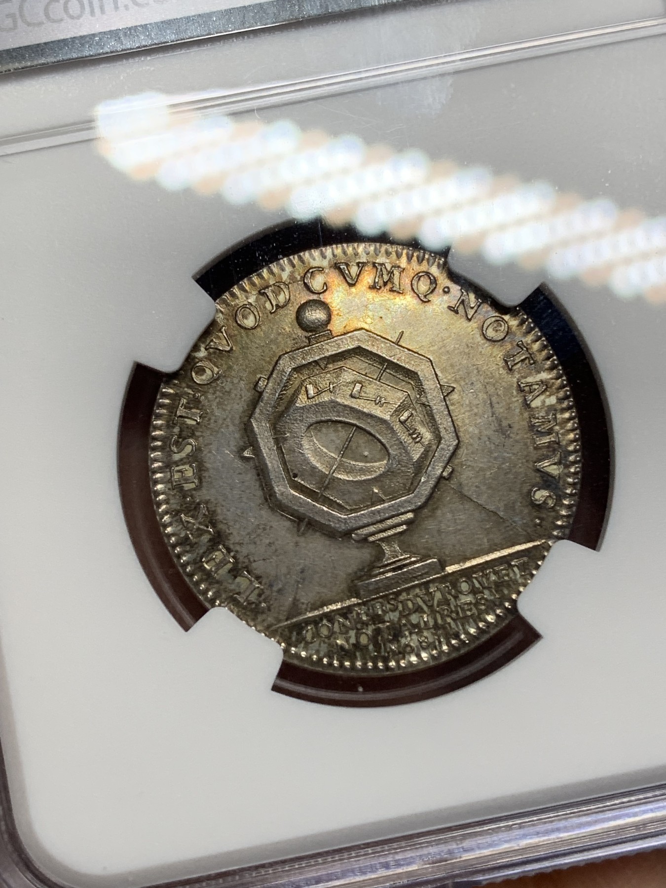 《竞宝斋》第221场-周日，周一 2场 (全场包邮) NGC-MS63 法国1683年路易十四 圆形JETON 五彩包浆 发丝清晰可见 JETON里的战斗机