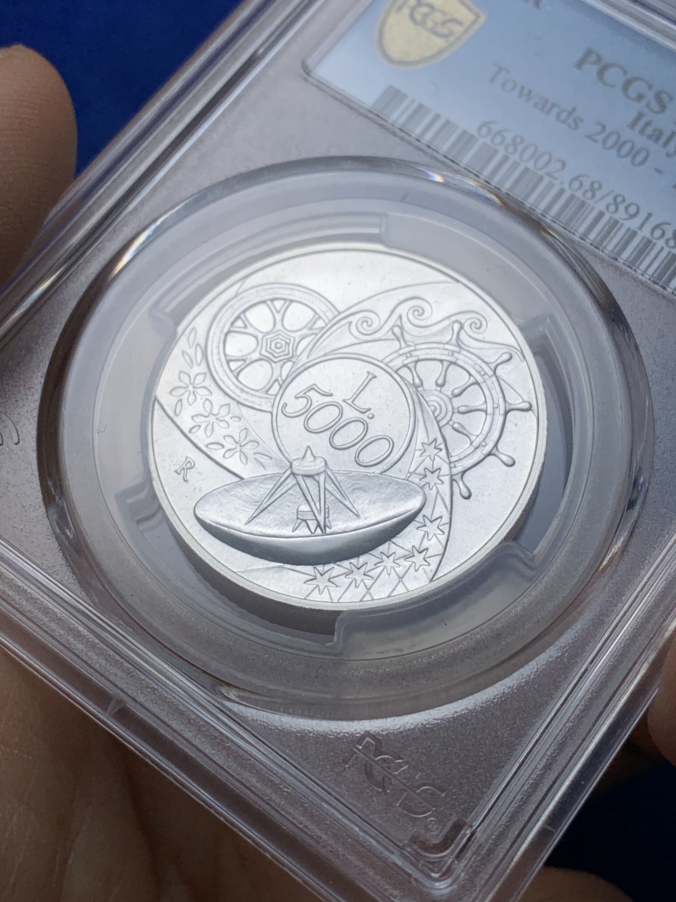 《竞宝斋》第221场-周日，周一 2场 (全场包邮) PCGS-MS68 意大利1999年雷达与齿轮5000里拉银币