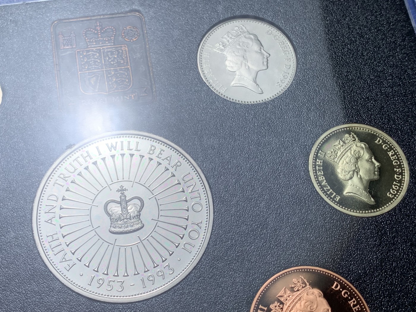 《竞宝斋》第221场-周日，周一 2场 (全场包邮) 英国硬币套装  1993年精制套装-含5英镑的女王登基40周年纪念币