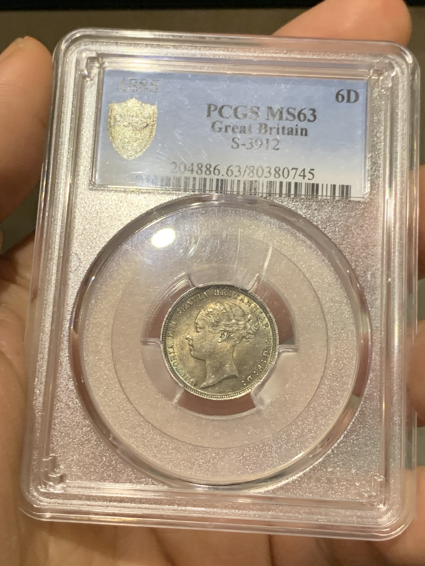 《竞宝斋》第221场-周日，周一 2场 (全场包邮) PCGS MS63 英国1885维多利亚女王6便士银币  顶级紫罗兰五彩 略有低评