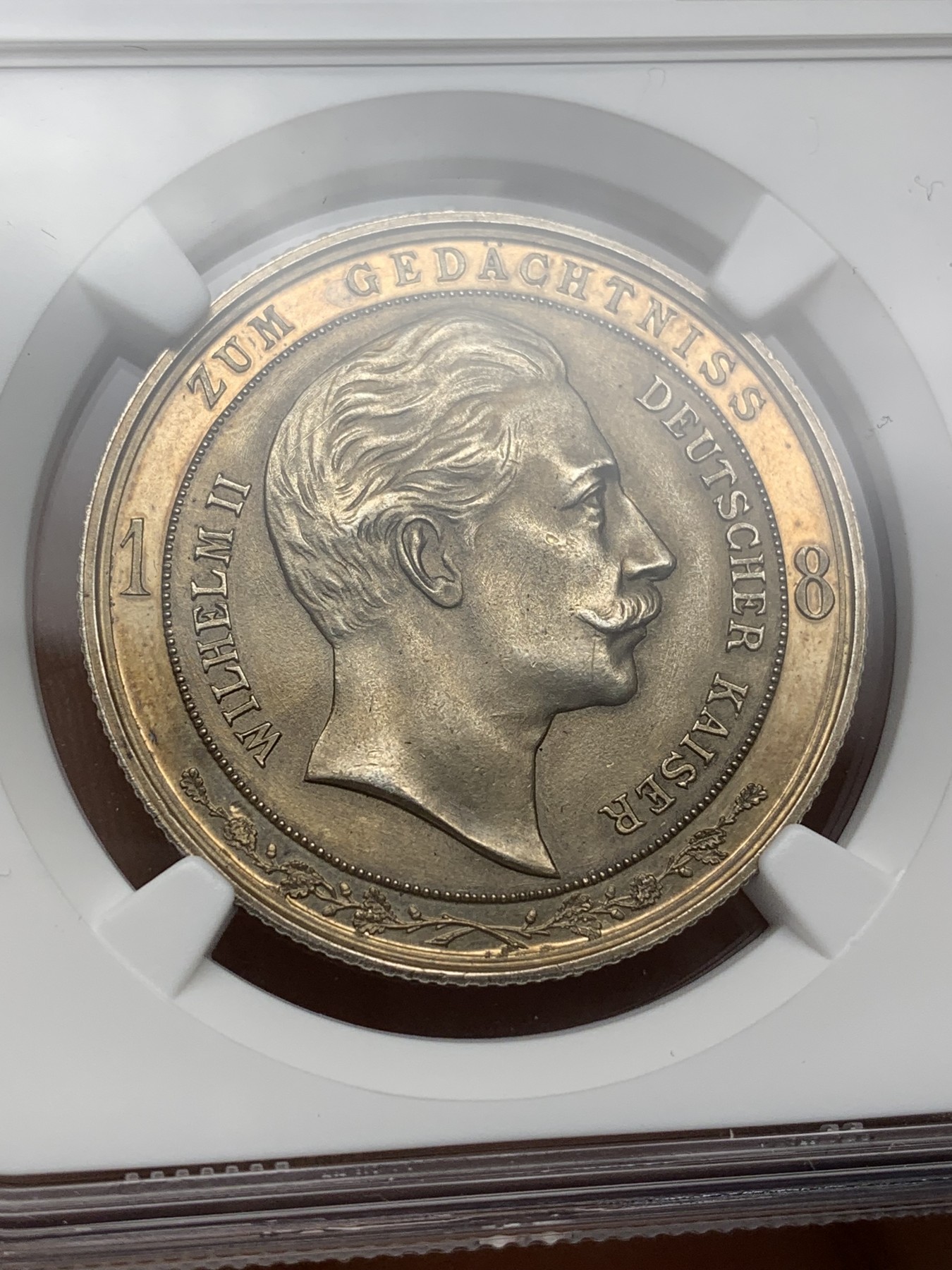 《竞宝斋》第221场-周日，周一 2场 (全场包邮) NGC-MS63 德国 1894年 威廉二世与俾斯曼和解银章 呈现Proof环形镜面 金色包浆 很经典的品种