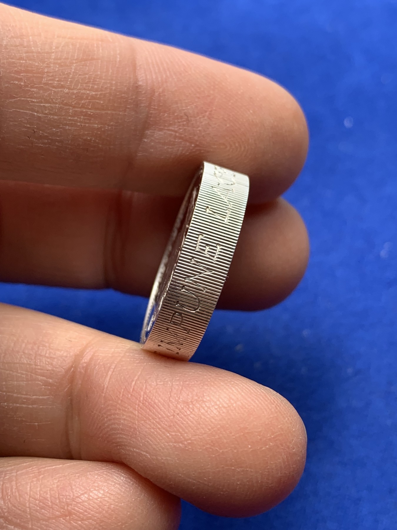 《竞宝斋》第221场-周日，周一 2场 (全场包邮) 英国1994年加厚英镑精制银币-立狮(镜面无暇) 红盒装 带证书