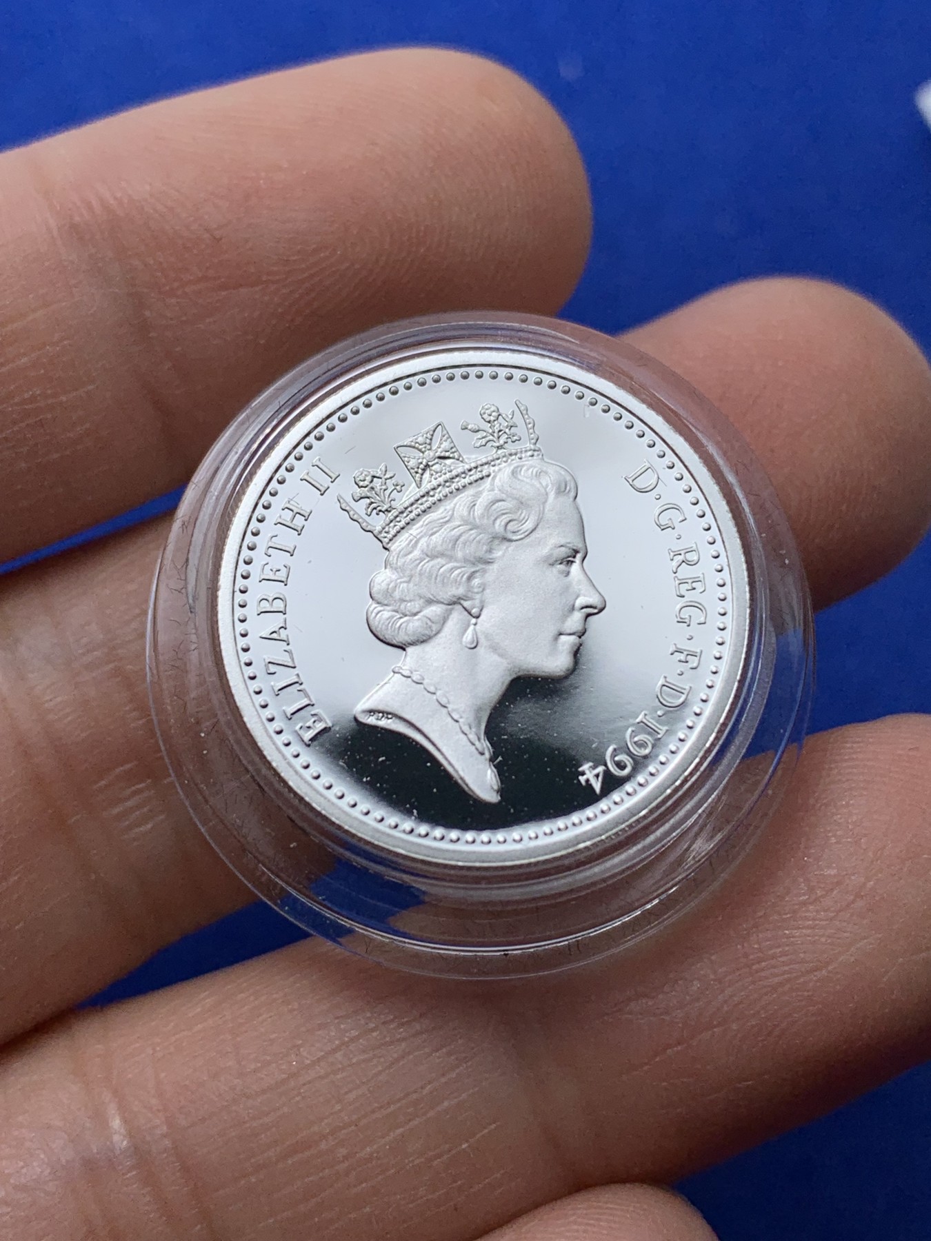 《竞宝斋》第221场-周日，周一 2场 (全场包邮) 英国1994年加厚英镑精制银币-立狮(镜面无暇) 红盒装 带证书