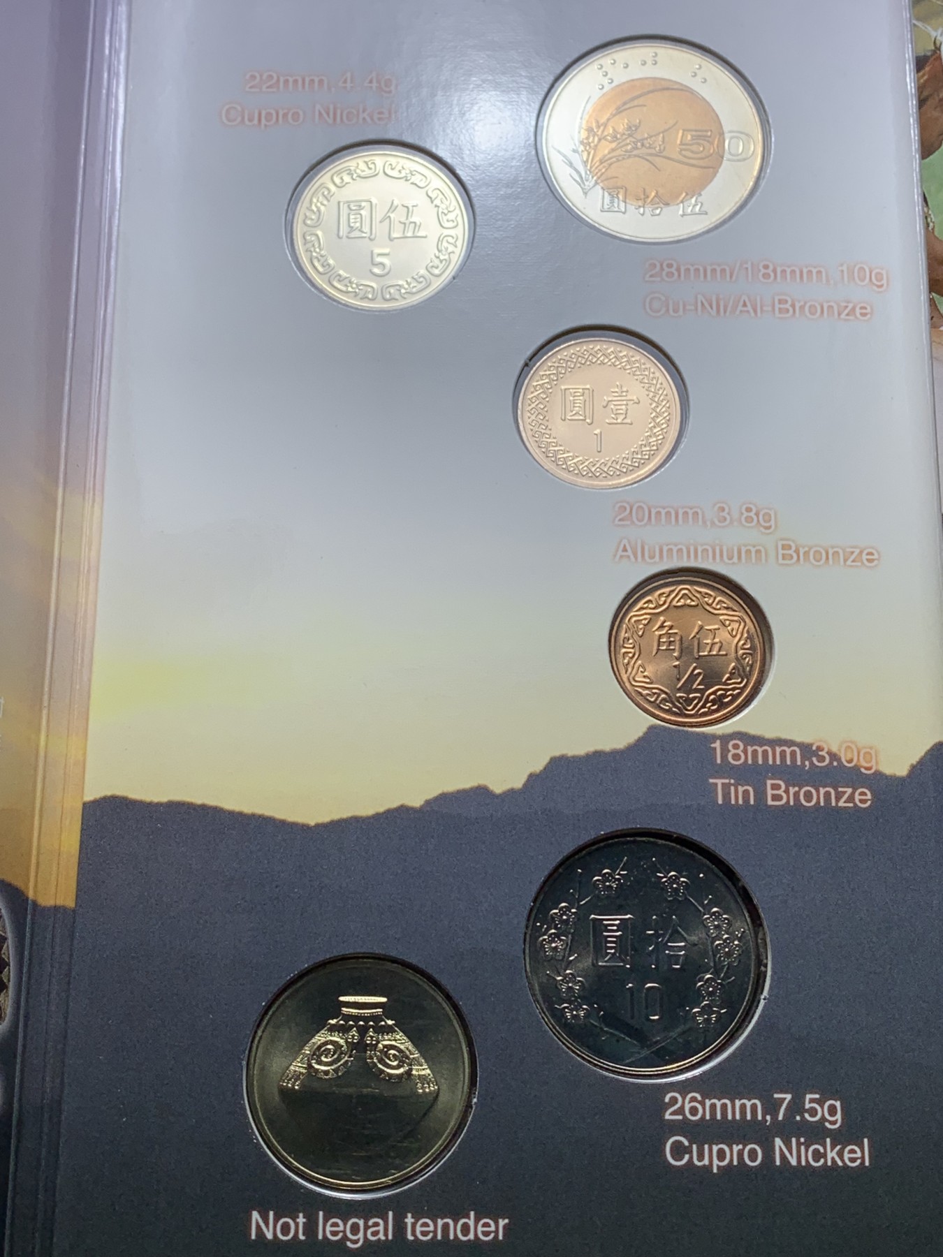 《竞宝斋》第221场-周日，周一 2场 (全场包邮) 台湾省原住民套币排湾族 伍角 伍元 拾圆为未流通年份 含文化主题章牌