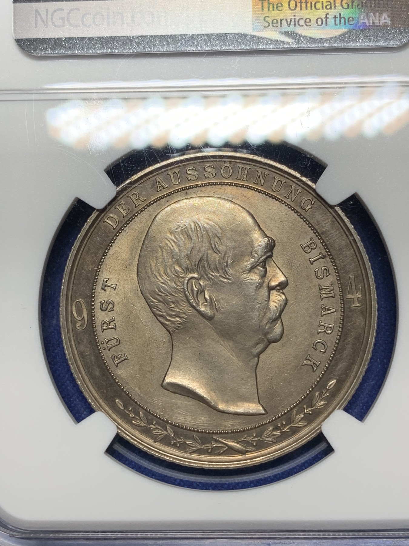 《竞宝斋》第221场-周日，周一 2场 (全场包邮) NGC-MS63 德国 1894年 威廉二世与俾斯曼和解银章 呈现Proof环形镜面 金色包浆 很经典的品种