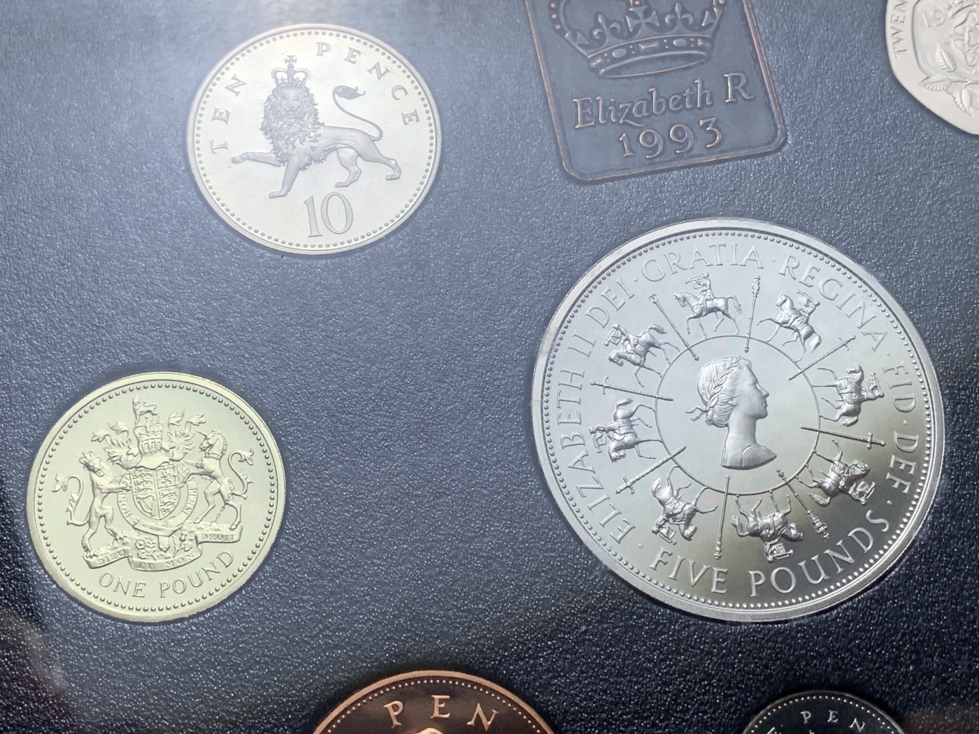 《竞宝斋》第221场-周日，周一 2场 (全场包邮) 英国硬币套装  1993年精制套装-含5英镑的女王登基40周年纪念币