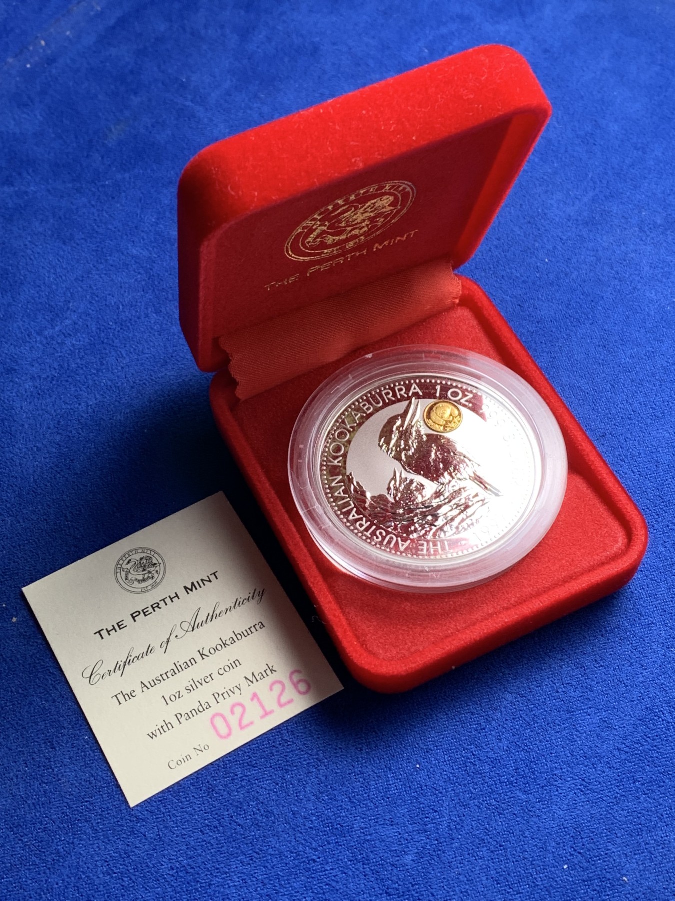 《竞宝斋》第221场-周日，周一 2场 (全场包邮) 澳大利亚 1997年 笑翠鸟 熊猫镶嵌银币 含纯银1盎司999银，金猫重0.5克黄金，发行1.5万枚，为上海国际钱币展而发行 原盒带证书