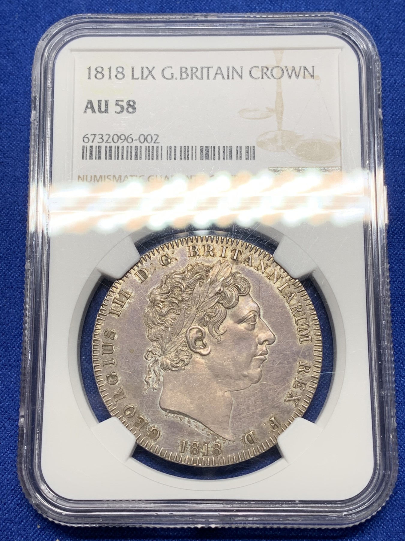 《竞宝斋》第221场-周日，周一 2场 (全场包邮) NGC-AU58 英国 1818年 乔治三世马剑1克朗大银币 紫罗兰色原始包浆 所见58分中图案细节最佳者 高点近乎无磨损