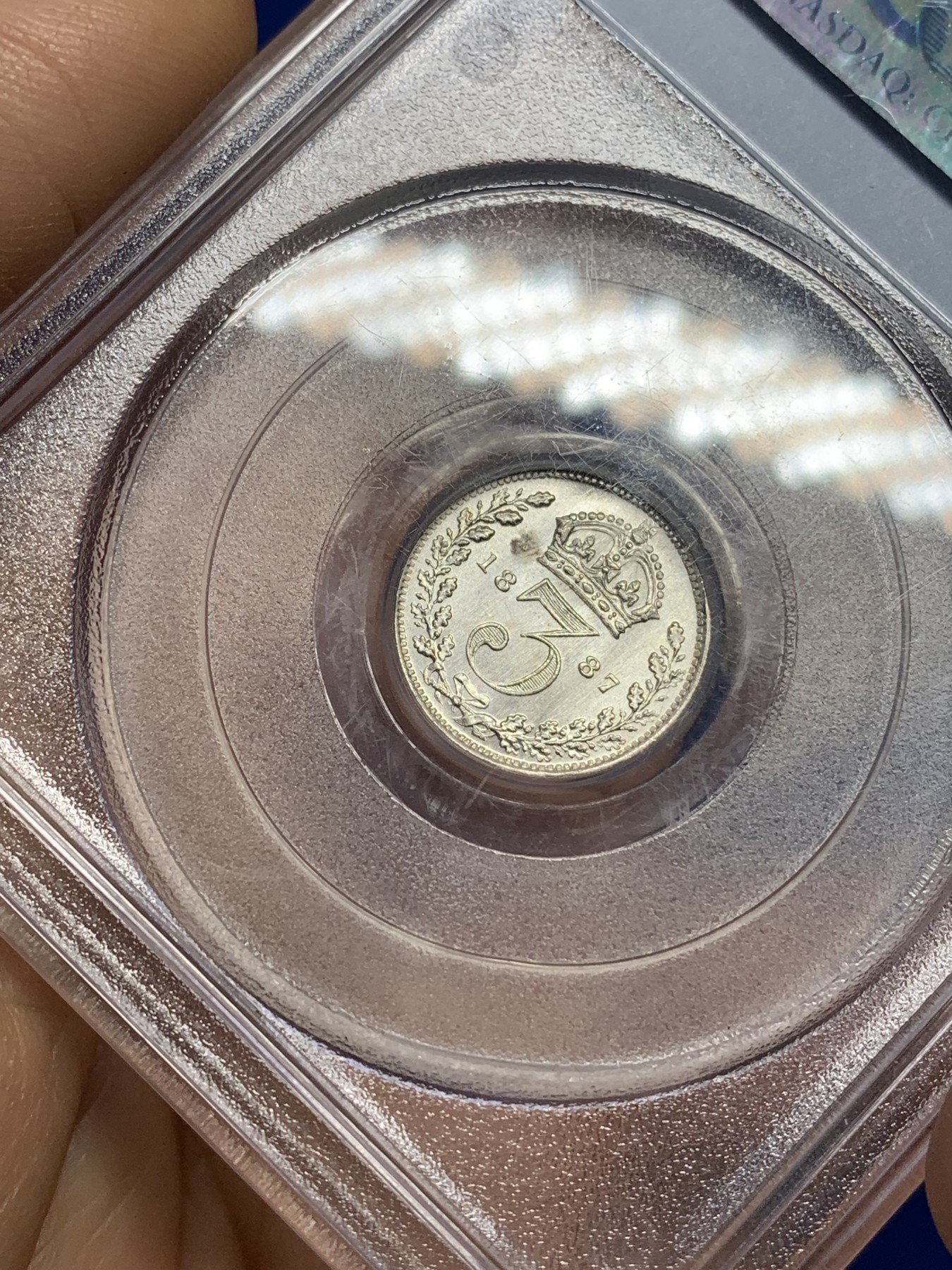 《竞宝斋》第221场-周日，周一 2场 (全场包邮) PCGS-MS64 英国1887年维多利亚高冠3便士银币  正面类镜面，头像虽小，发丝分明，项链上的珍珠颗颗圆润