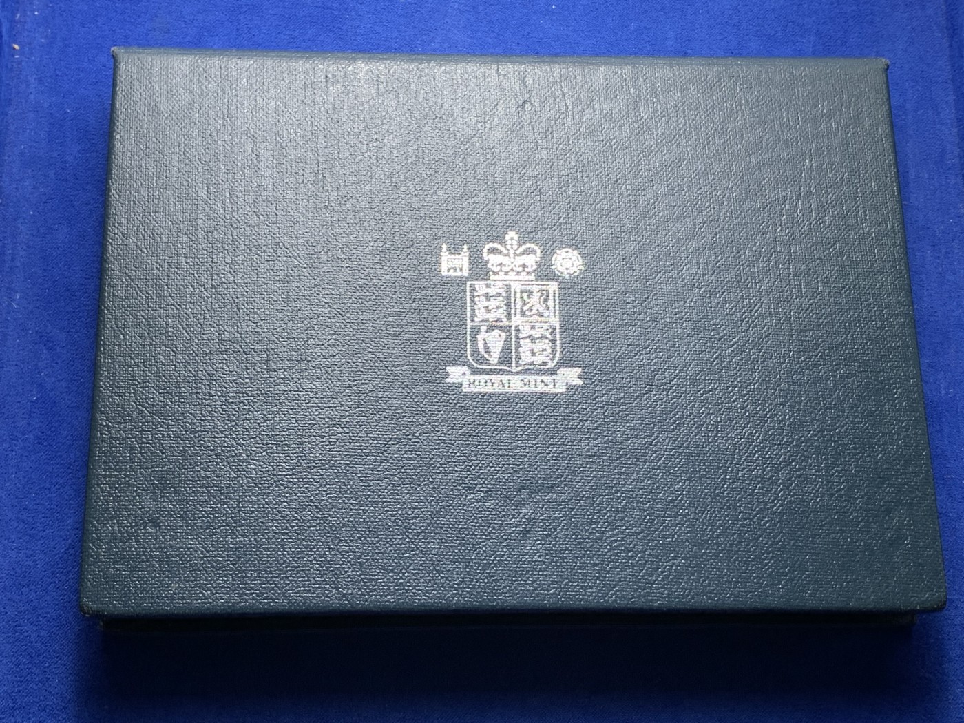 《竞宝斋》第221场-周日，周一 2场 (全场包邮) 英国硬币套装  1993年精制套装-含5英镑的女王登基40周年纪念币