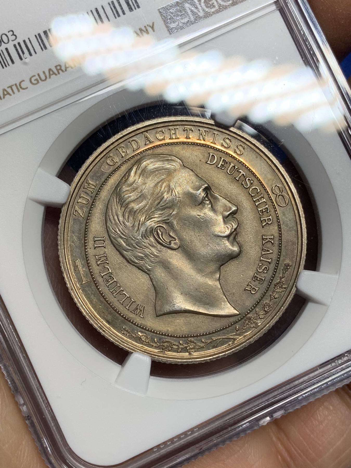 《竞宝斋》第221场-周日，周一 2场 (全场包邮) NGC-MS63 德国 1894年 威廉二世与俾斯曼和解银章 呈现Proof环形镜面 金色包浆 很经典的品种