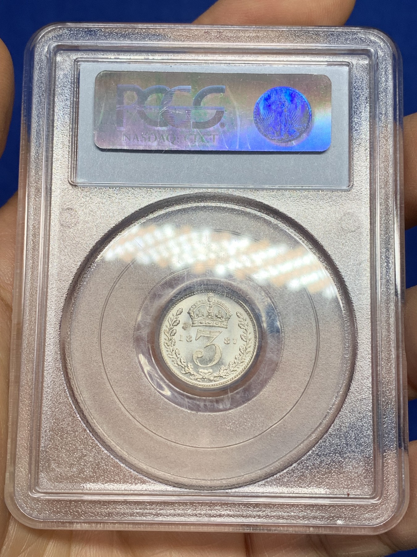 《竞宝斋》第221场-周日，周一 2场 (全场包邮) PCGS-MS64 英国1887年维多利亚高冠3便士银币  正面类镜面，头像虽小，发丝分明，项链上的珍珠颗颗圆润