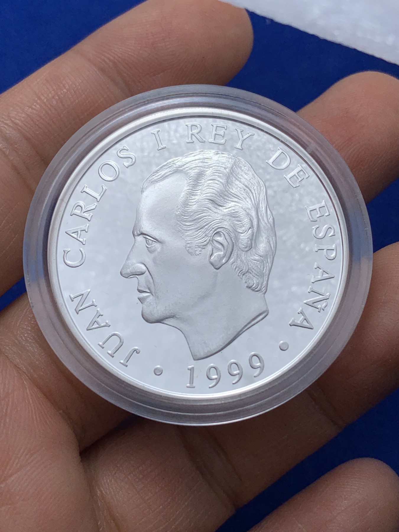 《竞宝斋》第221场-周日，周一 2场 (全场包邮) 西班牙1999年巴塞罗那市政厅750周年纪念银币-2000比塞塔 含证书