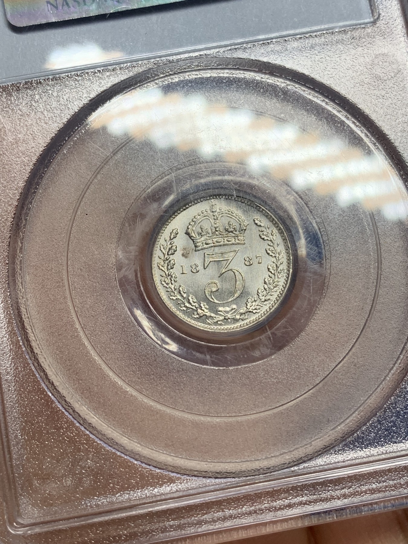 《竞宝斋》第221场-周日，周一 2场 (全场包邮) PCGS-MS64 英国1887年维多利亚高冠3便士银币  正面类镜面，头像虽小，发丝分明，项链上的珍珠颗颗圆润