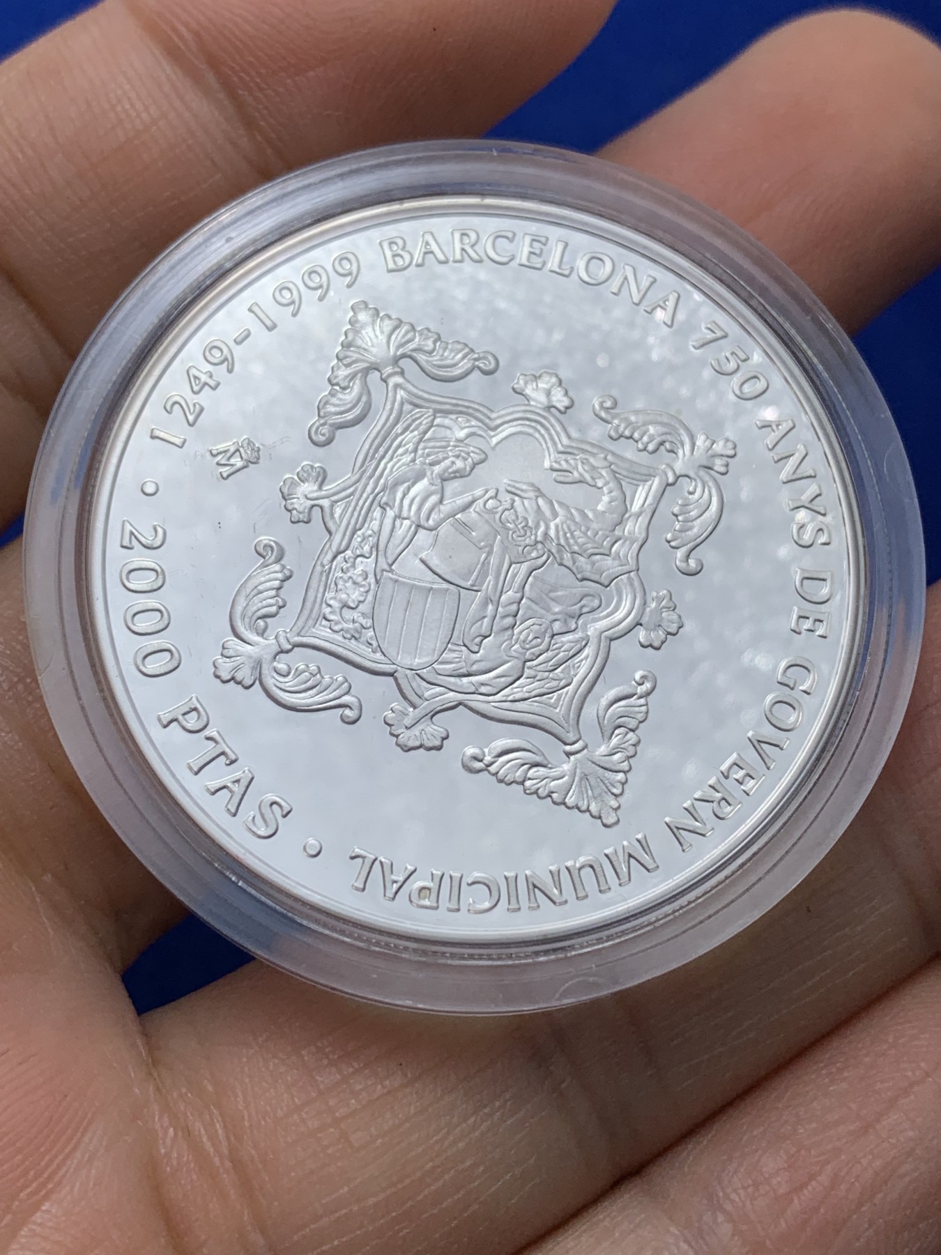 《竞宝斋》第221场-周日，周一 2场 (全场包邮) 西班牙1999年巴塞罗那市政厅750周年纪念银币-2000比塞塔 含证书