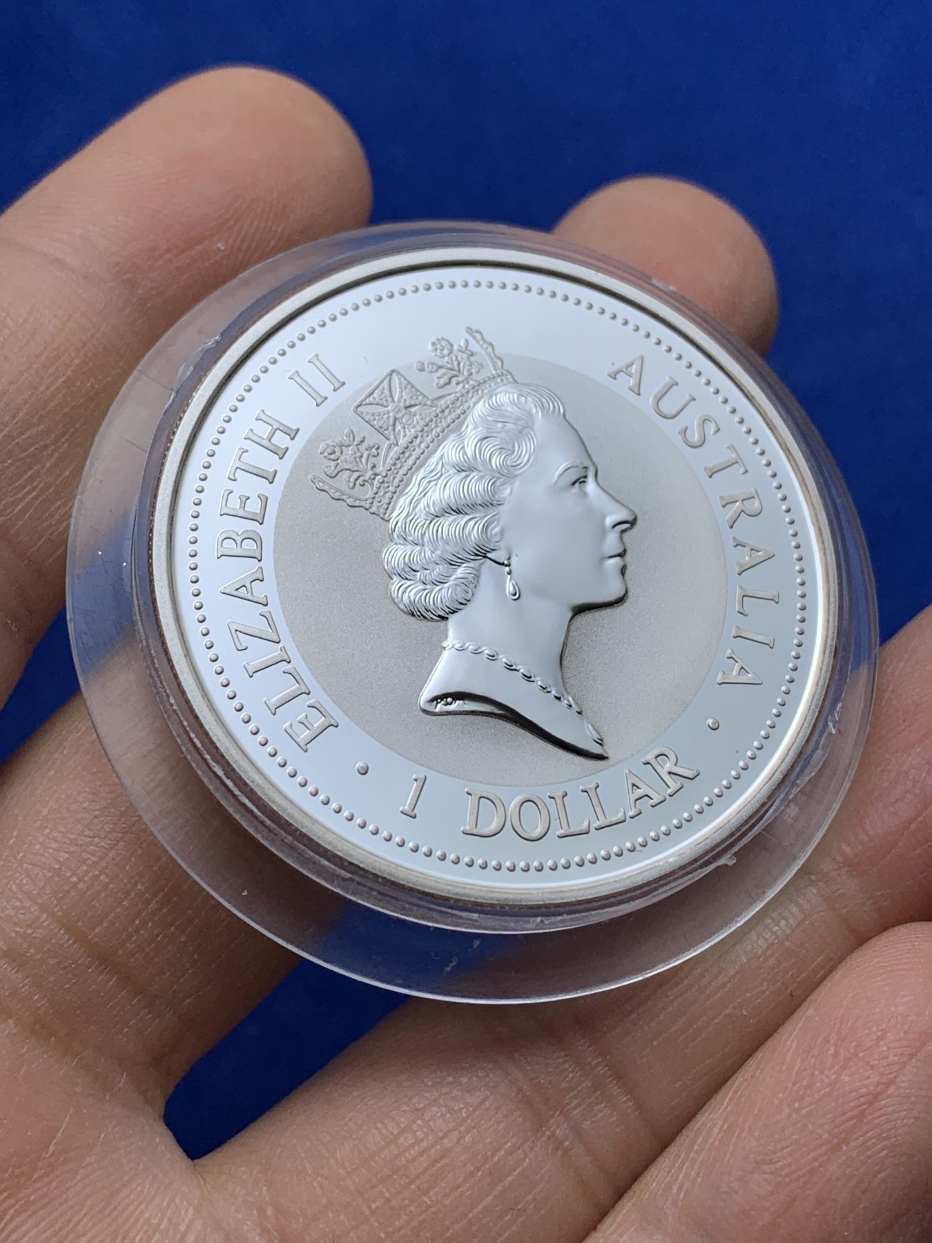 《竞宝斋》第221场-周日，周一 2场 (全场包邮) 澳大利亚 1997年 笑翠鸟 熊猫镶嵌银币 含纯银1盎司999银，金猫重0.5克黄金，发行1.5万枚，为上海国际钱币展而发行 原盒带证书