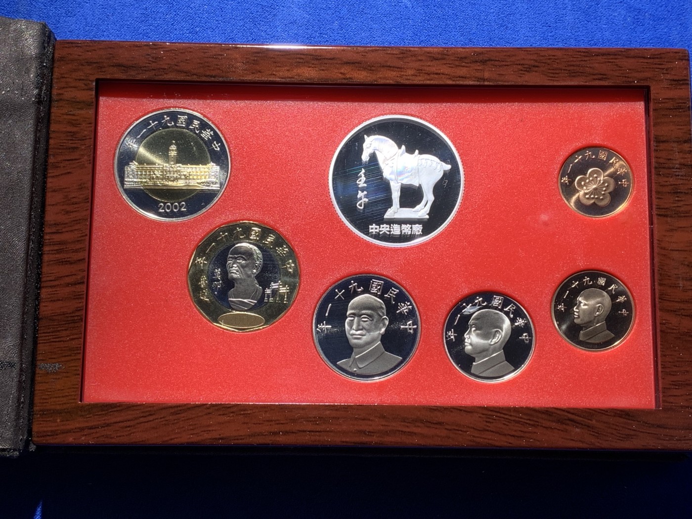 《竞宝斋》第221场-周日，周一 2场 (全场包邮) 台湾省民国九十一年第一轮马年精致套币含二分之一盎司大银章 少见生肖 现在很难再运进来 市场价四百多元