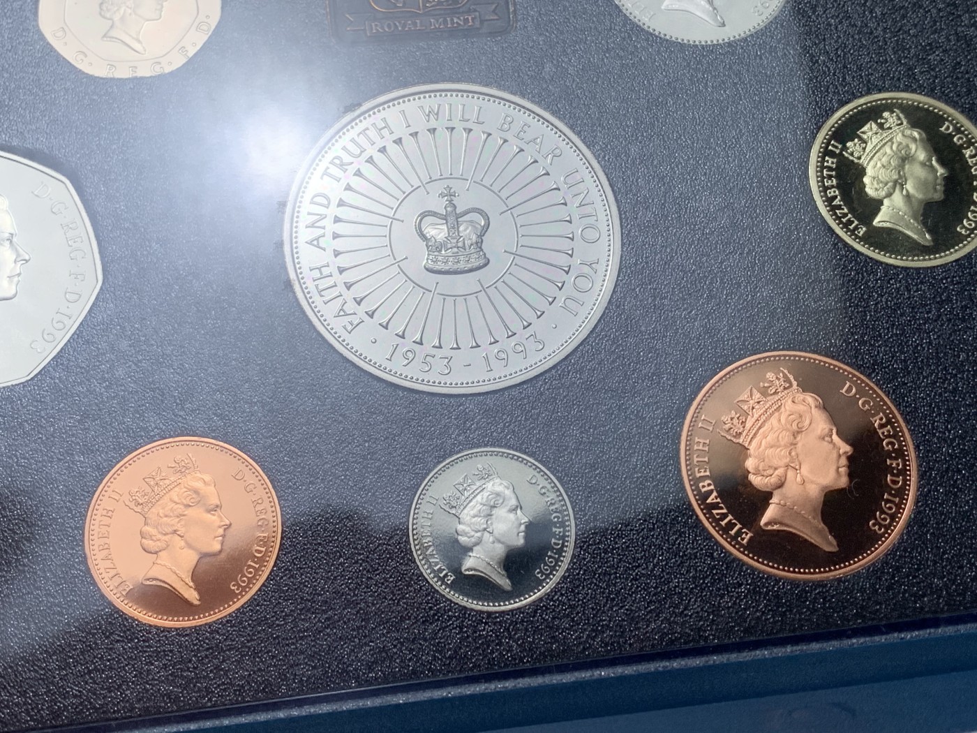 《竞宝斋》第221场-周日，周一 2场 (全场包邮) 英国硬币套装  1993年精制套装-含5英镑的女王登基40周年纪念币