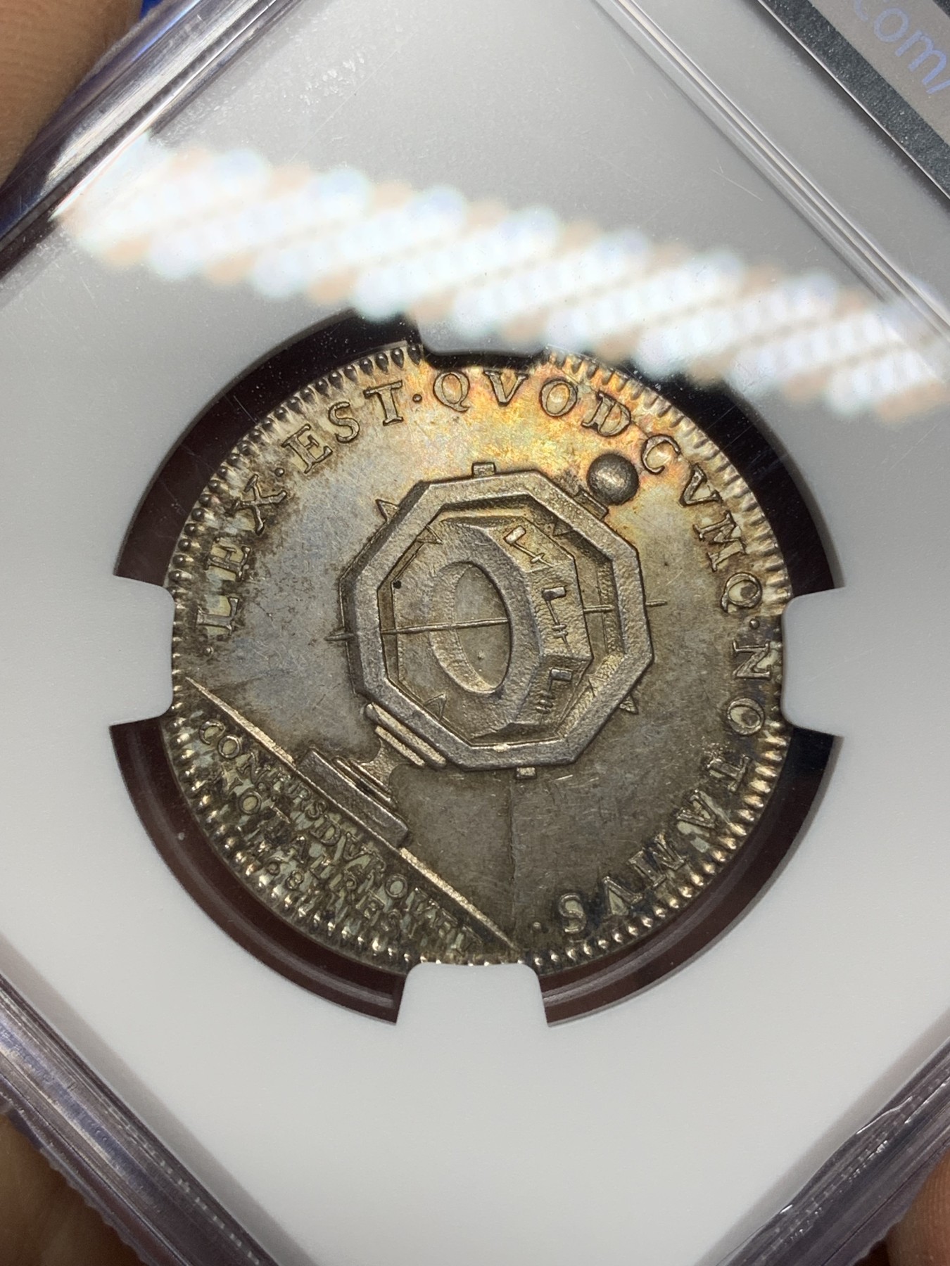 《竞宝斋》第221场-周日，周一 2场 (全场包邮) NGC-MS63 法国1683年路易十四 圆形JETON 五彩包浆 发丝清晰可见 JETON里的战斗机