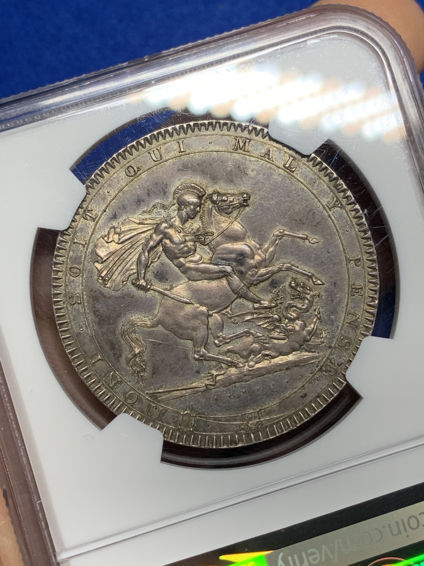 《竞宝斋》第221场-周日，周一 2场 (全场包邮) NGC-AU58 英国 1818年 乔治三世马剑1克朗大银币 紫罗兰色原始包浆 所见58分中图案细节最佳者 高点近乎无磨损