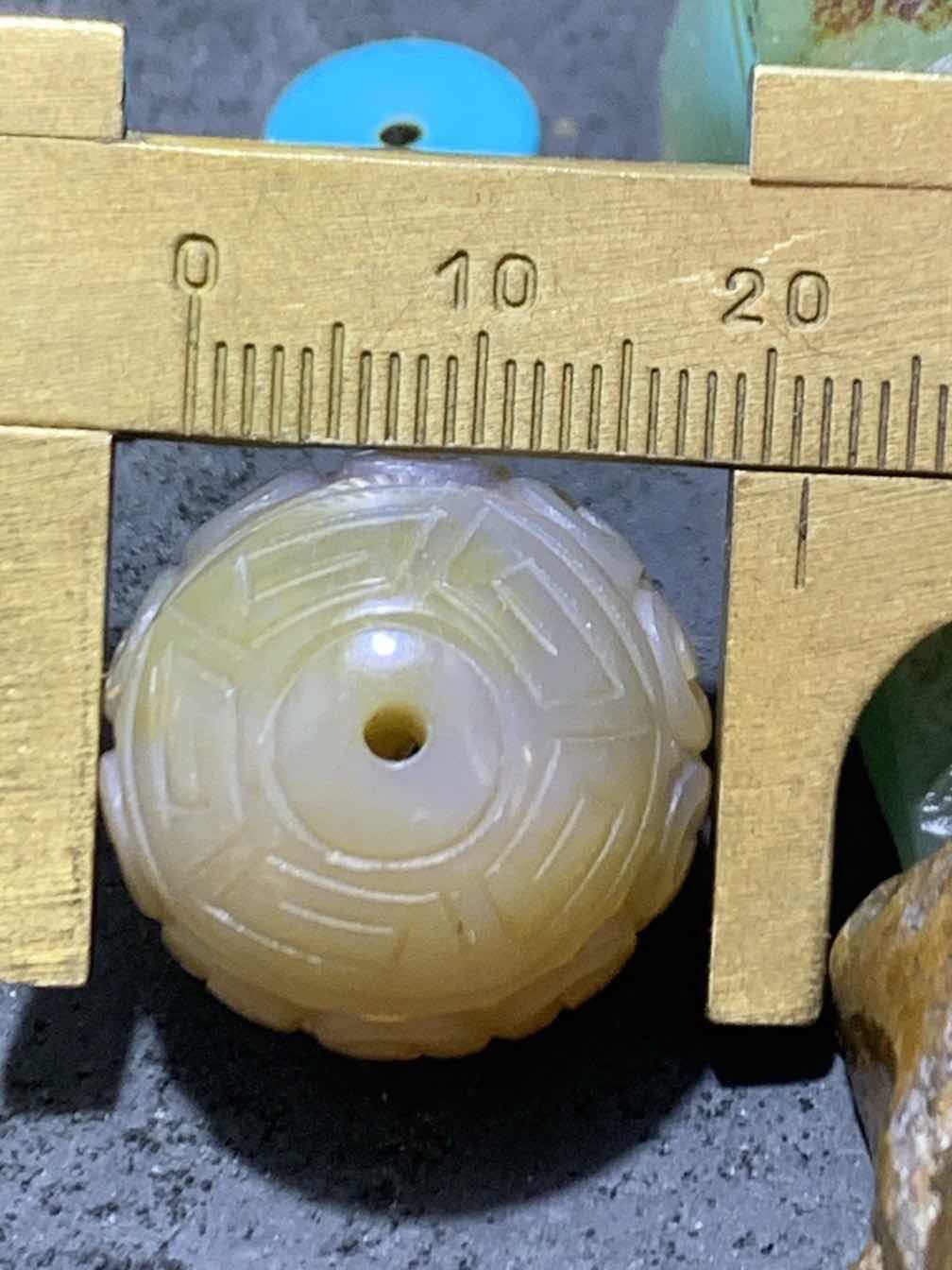 精美高润度冻料飘金沙蒙料战国红雕刻2.1回纹珠子一颗