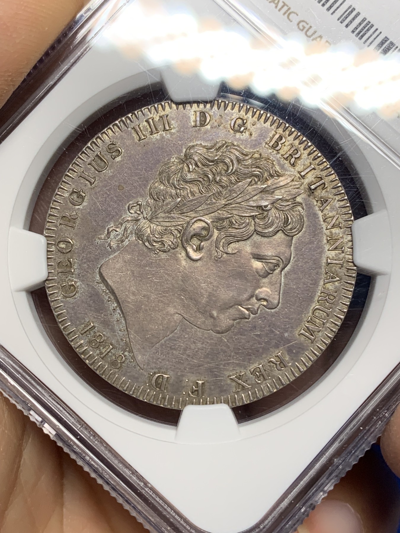 《竞宝斋》第221场-周日，周一 2场 (全场包邮) NGC-AU58 英国 1818年 乔治三世马剑1克朗大银币 紫罗兰色原始包浆 所见58分中图案细节最佳者 高点近乎无磨损