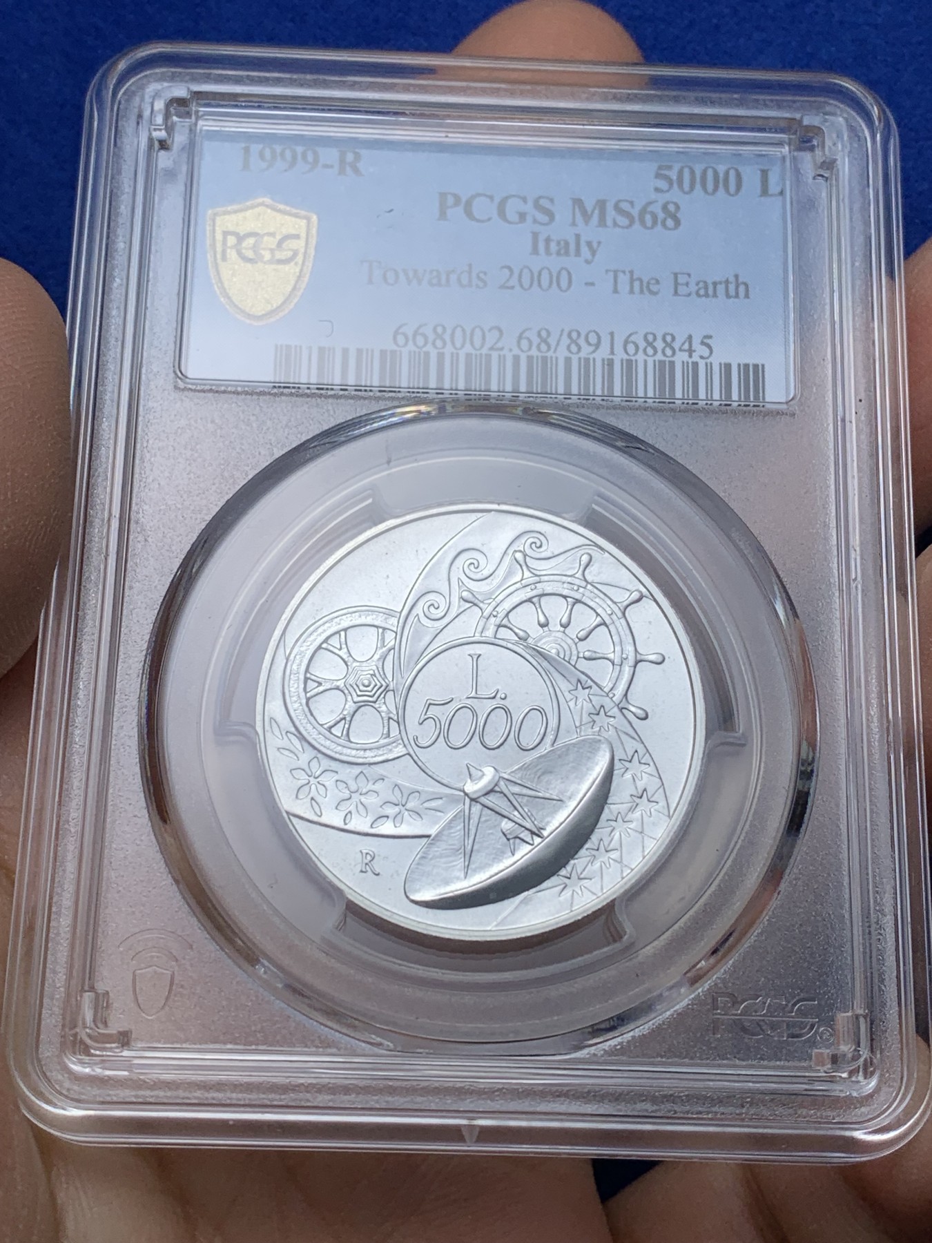 《竞宝斋》第221场-周日，周一 2场 (全场包邮) PCGS-MS68 意大利1999年雷达与齿轮5000里拉银币