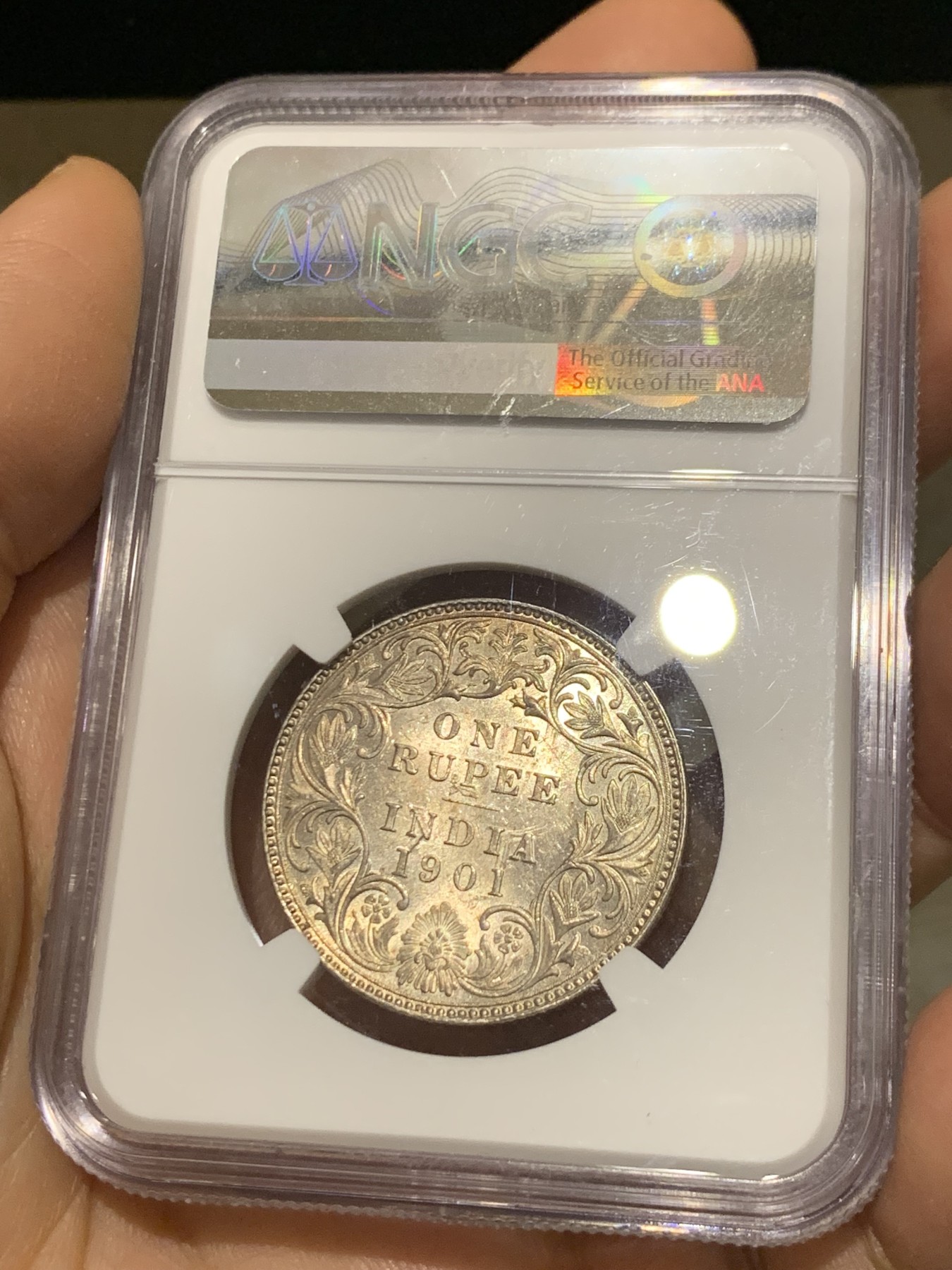 《竞宝斋》第221场-周日，周一 2场 (全场包邮) NGC-MS62 英属印度 1901年孟买厂 维多利亚女王 1卢比 银币 黄油彩包浆 实物很漂亮