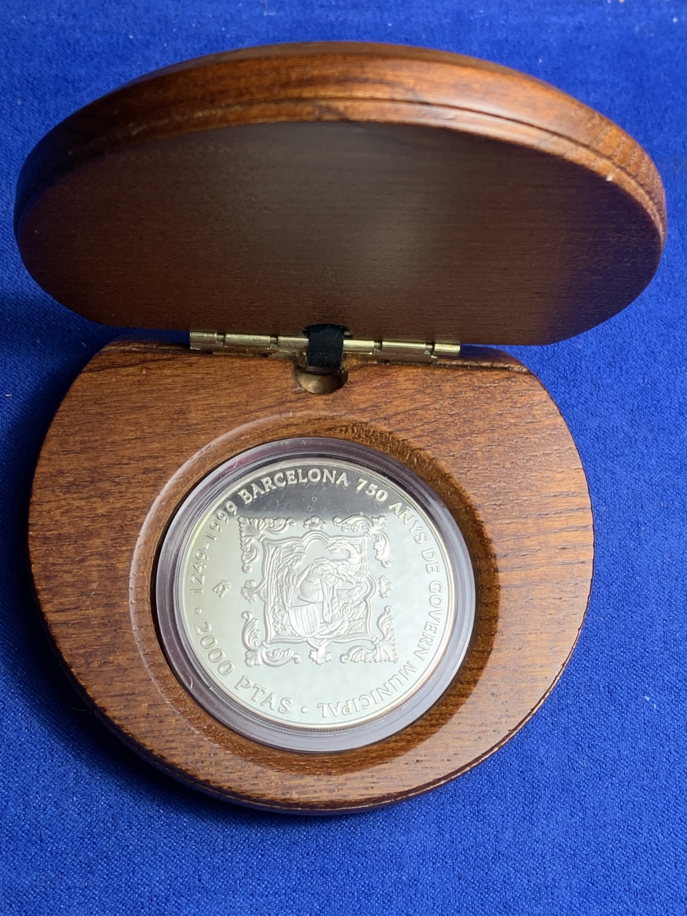 《竞宝斋》第221场-周日，周一 2场 (全场包邮) 西班牙1999年巴塞罗那市政厅750周年纪念银币-2000比塞塔 含证书