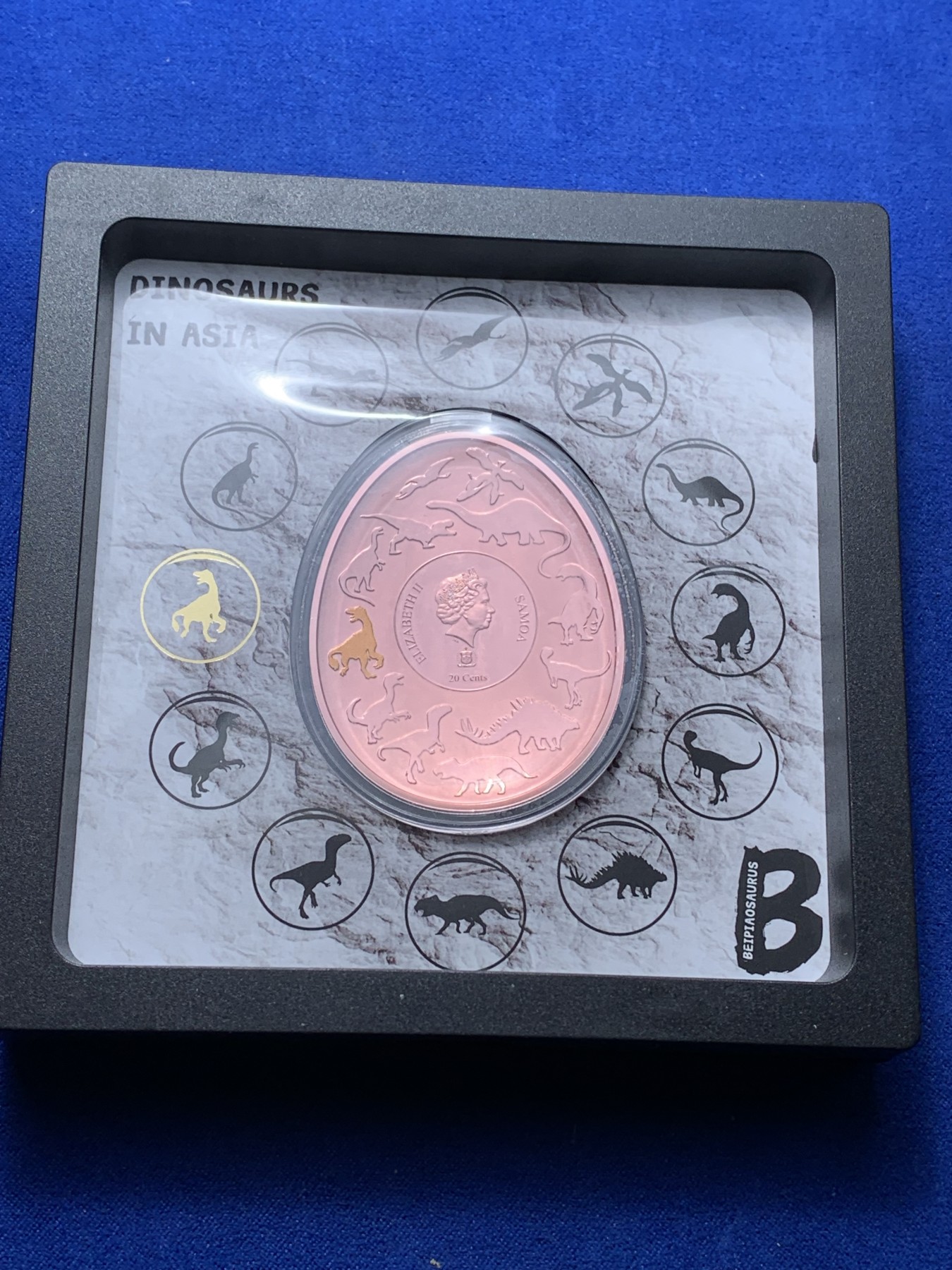 《竞宝斋》第221场-周日，周一 2场 (全场包邮) 萨摩亚2022年 北票龙 20分 恐龙蛋形状 精制铜币 非常漂亮 细节见图