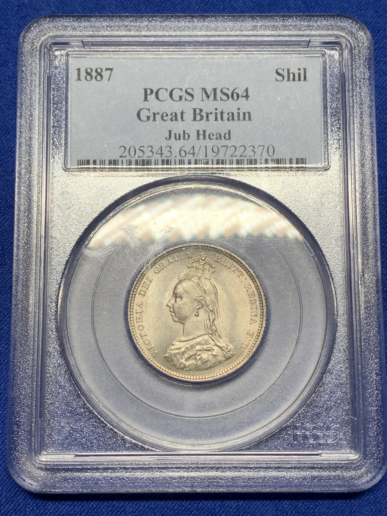 《竞宝斋》第221场-周日，周一 2场 (全场包邮) PCGS-MS64 英国 1887年 维多利亚 高冠 1先令 银币 盾徽版 银光十足 老盒子严评 细节深打