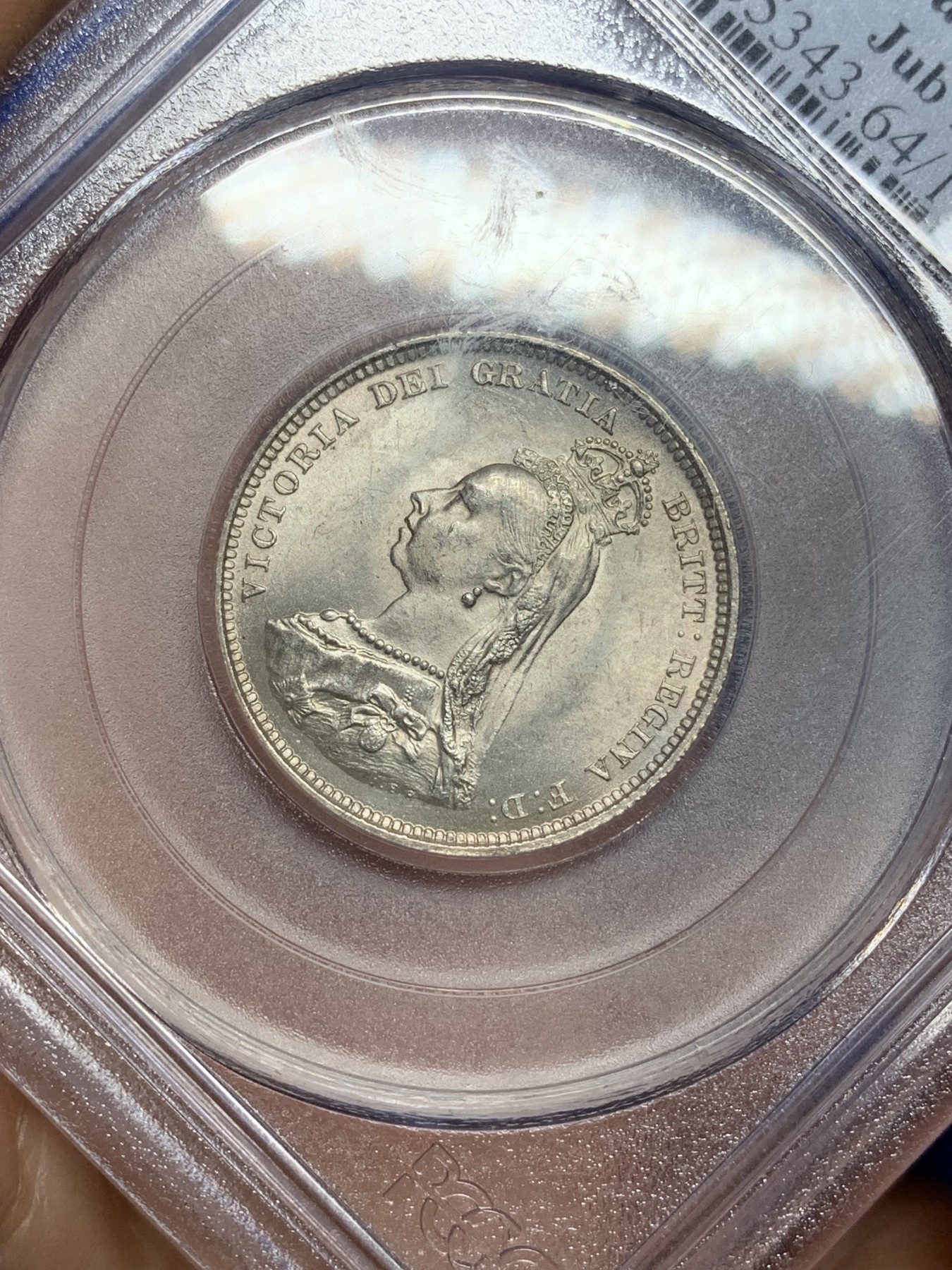 《竞宝斋》第221场-周日，周一 2场 (全场包邮) PCGS-MS64 英国 1887年 维多利亚 高冠 1先令 银币 盾徽版 银光十足 老盒子严评 细节深打