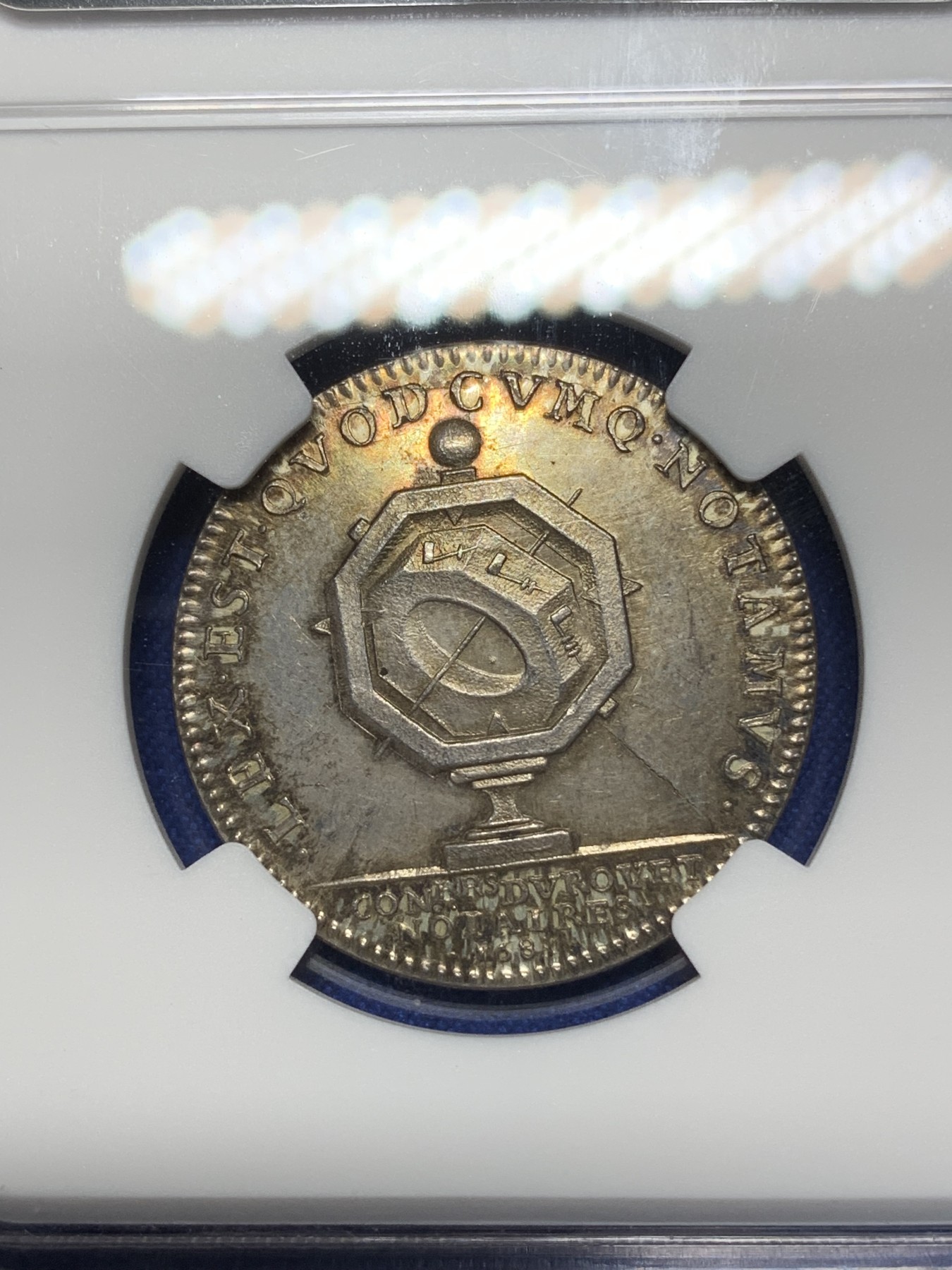 《竞宝斋》第221场-周日，周一 2场 (全场包邮) NGC-MS63 法国1683年路易十四 圆形JETON 五彩包浆 发丝清晰可见 JETON里的战斗机