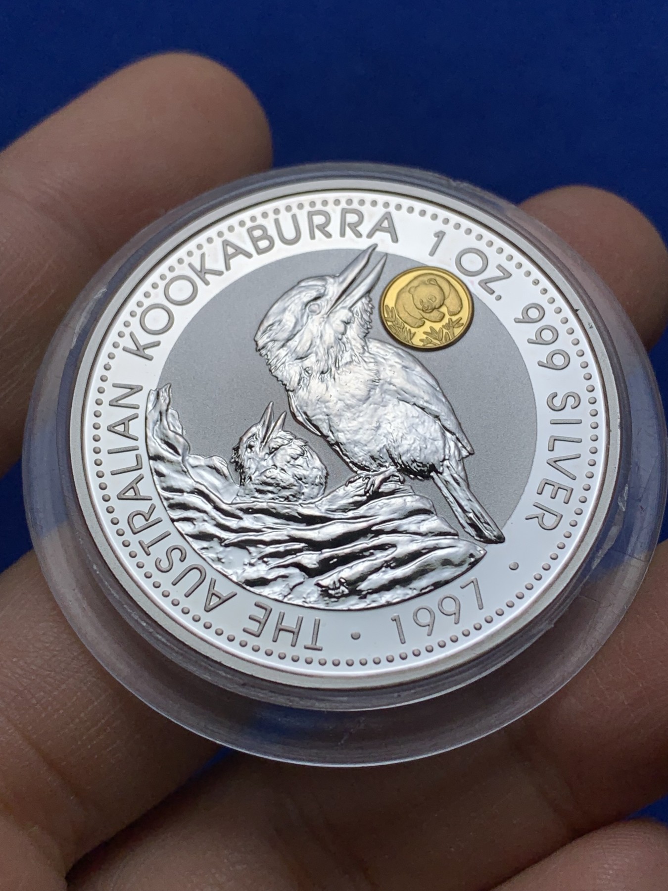 《竞宝斋》第221场-周日，周一 2场 (全场包邮) 澳大利亚 1997年 笑翠鸟 熊猫镶嵌银币 含纯银1盎司999银，金猫重0.5克黄金，发行1.5万枚，为上海国际钱币展而发行 原盒带证书