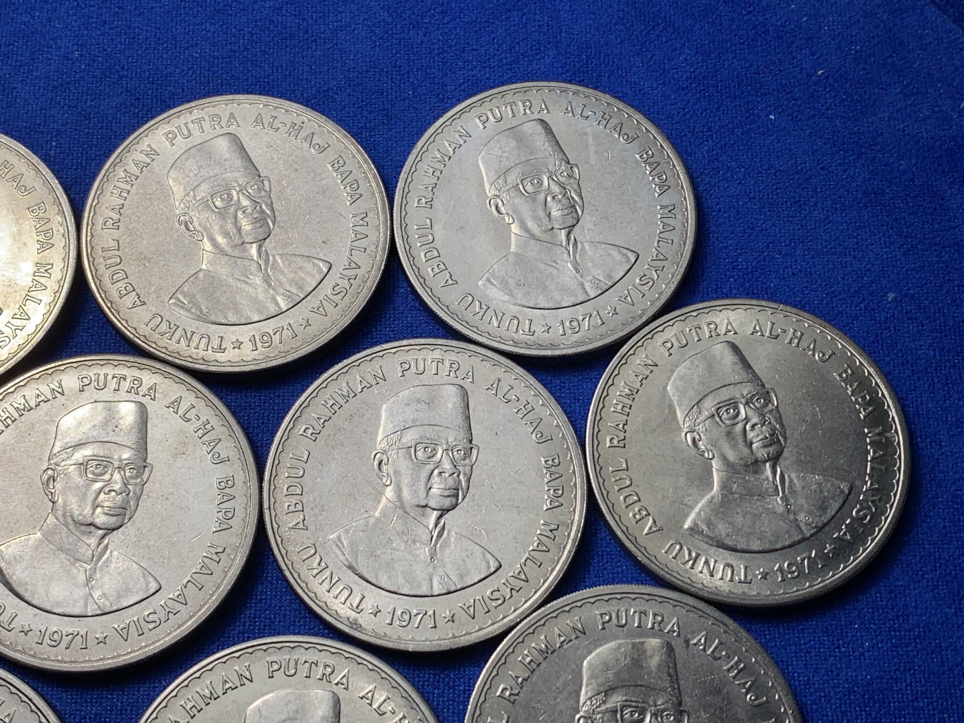 《竞宝斋》第221场-周日，周一 2场 (全场包邮) 马来西亚5吉林特纪念币10枚，单枚37mm直径大镍币，重28.8克。