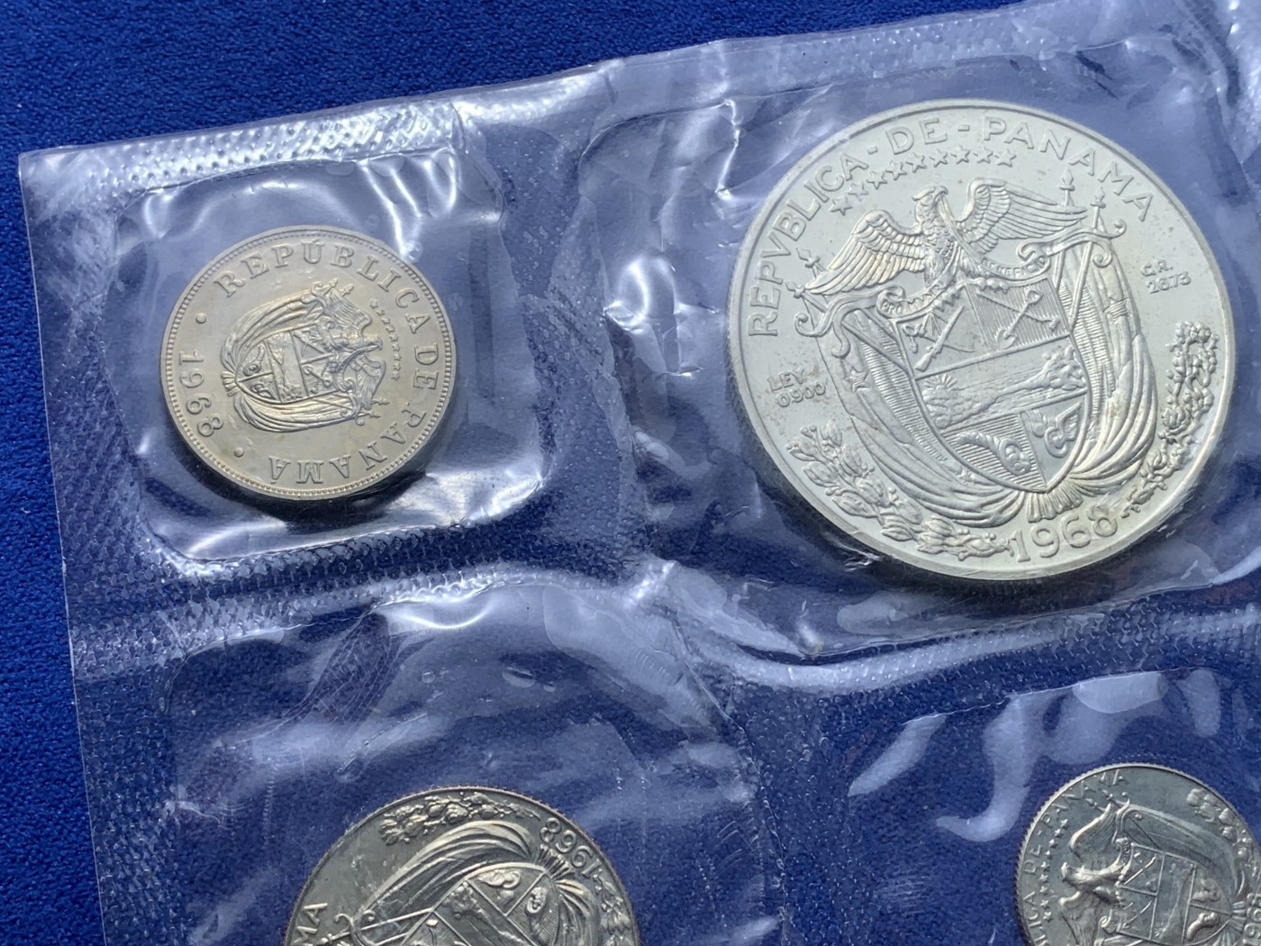 《竞宝斋》第221场-周日，周一 2场 (全场包邮) 巴拿马1968年精制套币PROOF。含2枚银币，其中1巴伯亚克朗型，27克、90银。