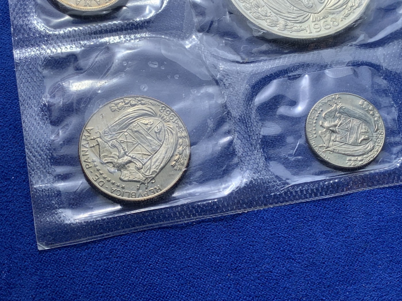 《竞宝斋》第221场-周日，周一 2场 (全场包邮) 巴拿马1968年精制套币PROOF。含2枚银币，其中1巴伯亚克朗型，27克、90银。