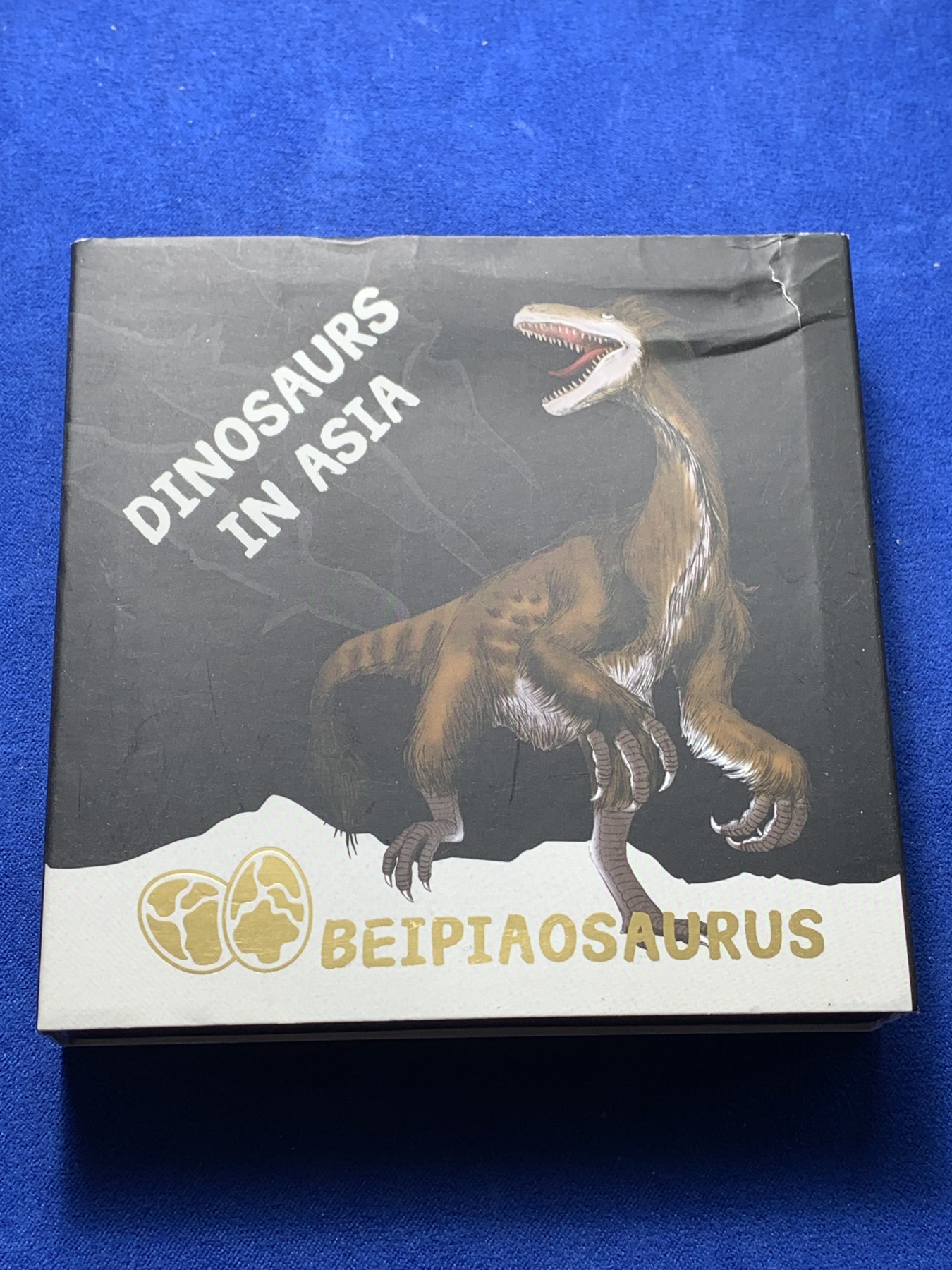 《竞宝斋》第221场-周日，周一 2场 (全场包邮) 萨摩亚2022年 北票龙 20分 恐龙蛋形状 精制铜币 非常漂亮 细节见图