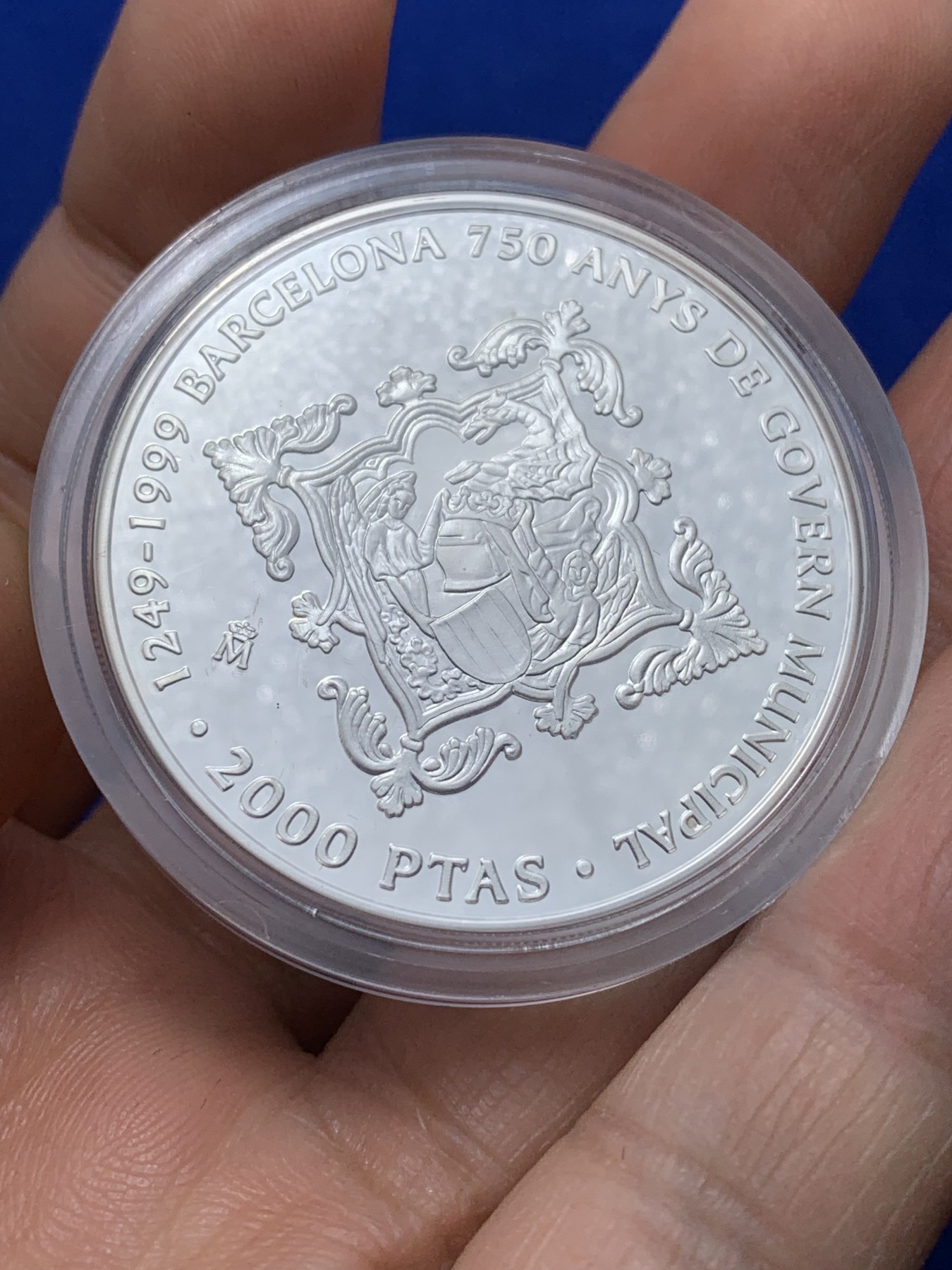 《竞宝斋》第221场-周日，周一 2场 (全场包邮) 西班牙1999年巴塞罗那市政厅750周年纪念银币-2000比塞塔 含证书