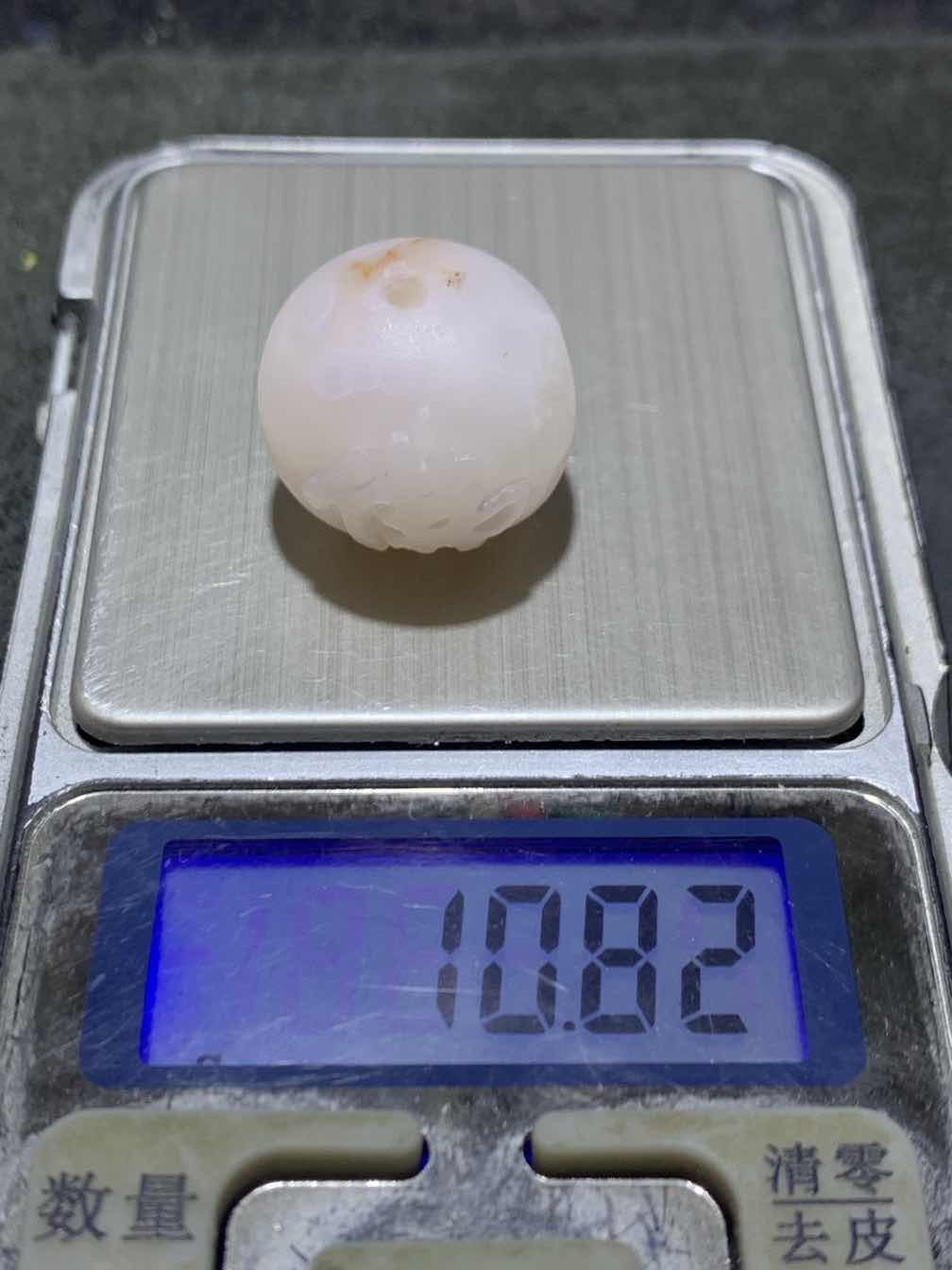 精美亚光满冰飘战国红玛瑙手工俏色巧雕佛字随形珠一颗