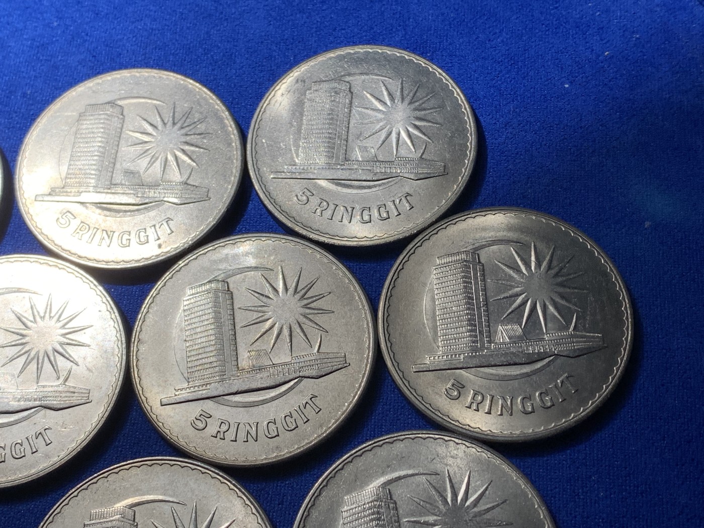 《竞宝斋》第221场-周日，周一 2场 (全场包邮) 马来西亚5吉林特纪念币10枚，单枚37mm直径大镍币，重28.8克。