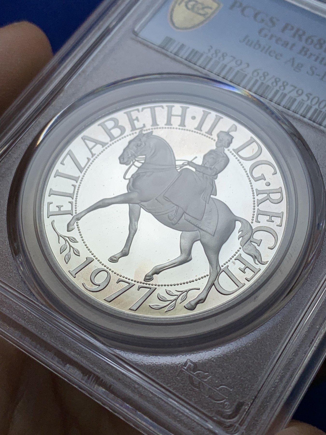 《竞宝斋》第221场-周日，周一 2场 (全场包邮) PCGS-PF68DCAM 英国1977年 伊丽莎白二世即位25周年纪念精制银币 优雅的设计