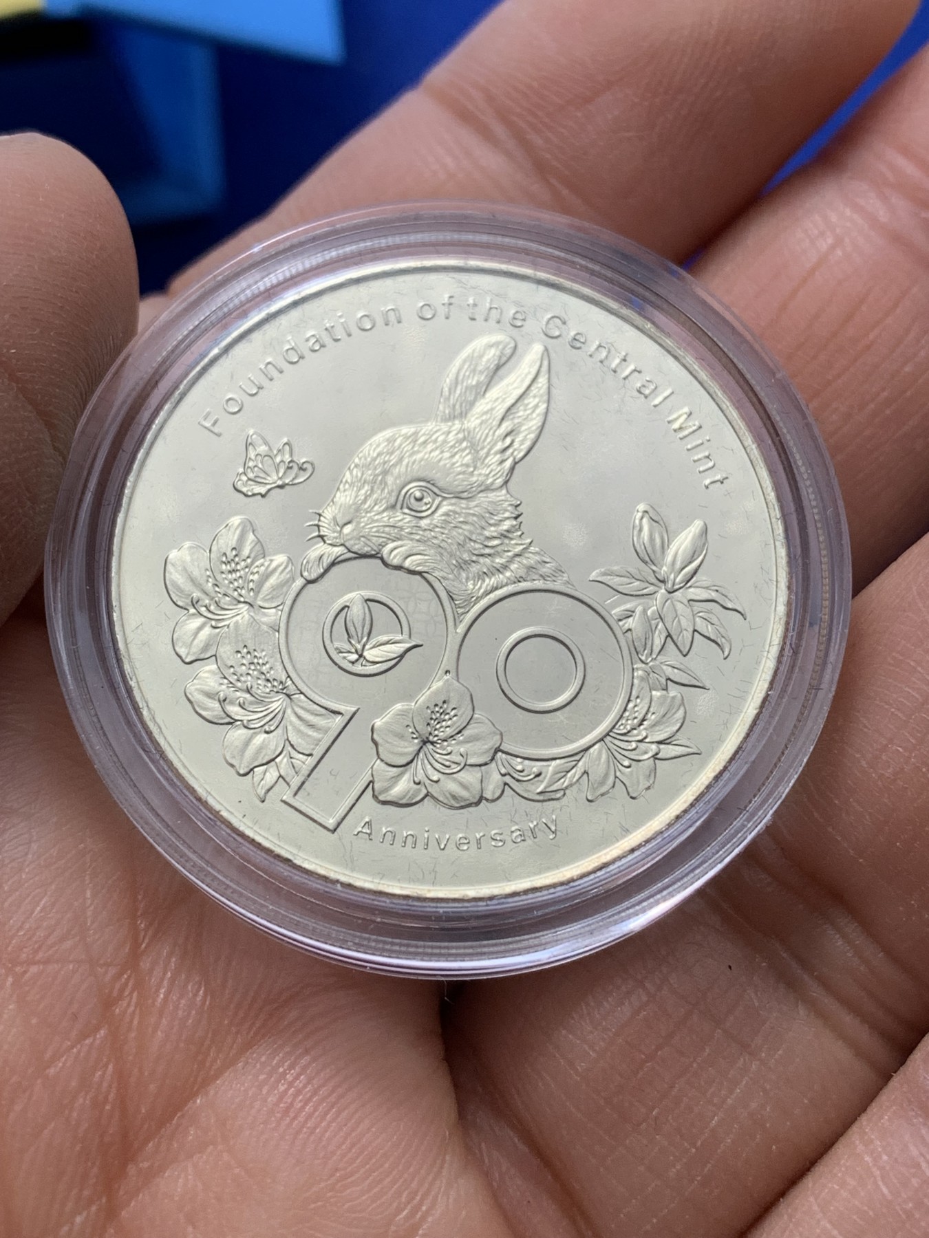 《竞宝斋》第221场-周日，周一 2场 (全场包邮) 台湾省中央造币厂开铸90周年纪念铜章，正面为行政大楼 原盒证 发行量仅5000枚 应该是开铸系列的关门章 有价无市的物品