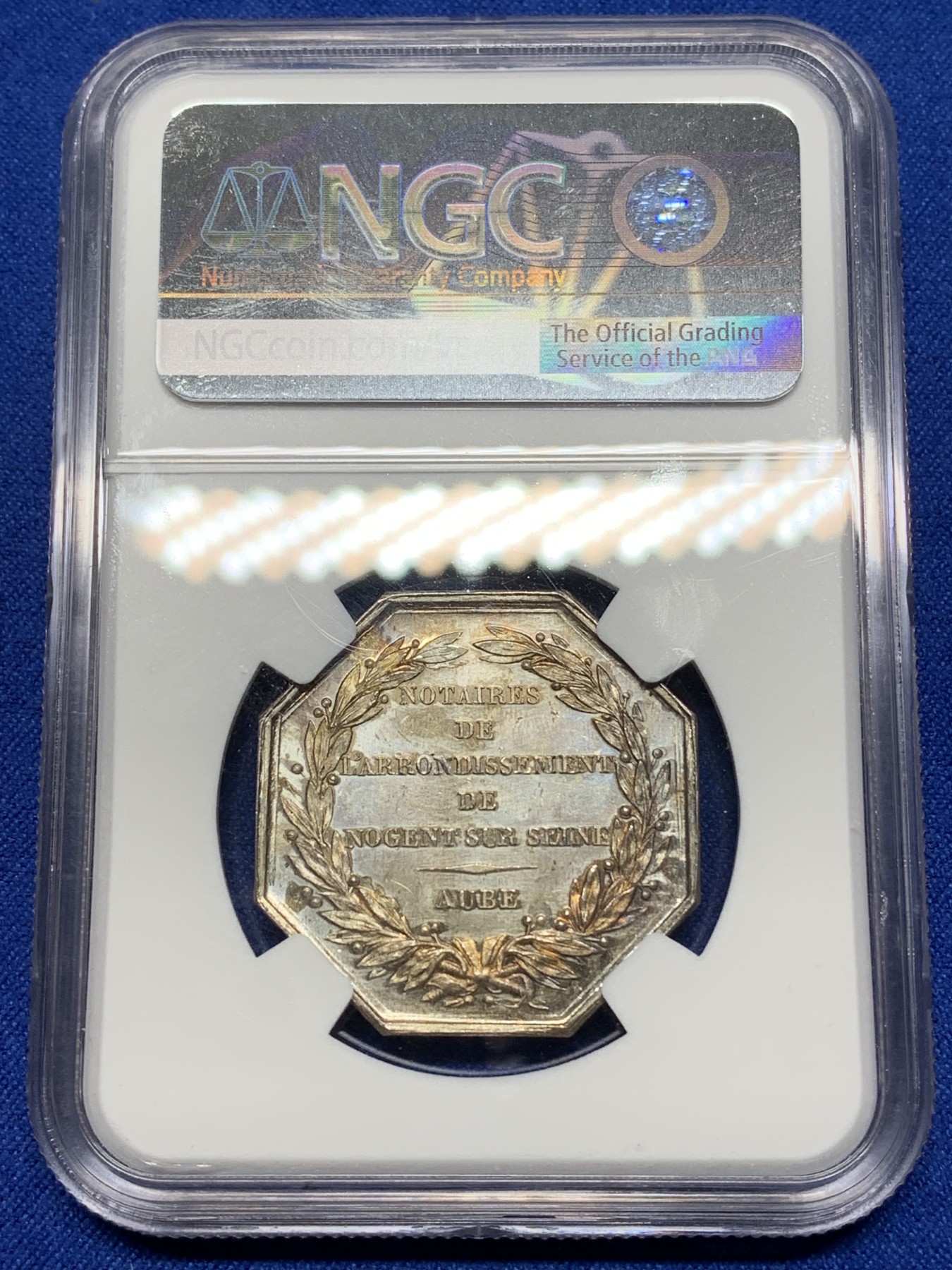 《竞宝斋》第221场-周日，周一 2场 (全场包邮) NGC-MS64 法国马恩河畔诺让 十九世纪天平 八角代币JETON 银制 五彩包浆