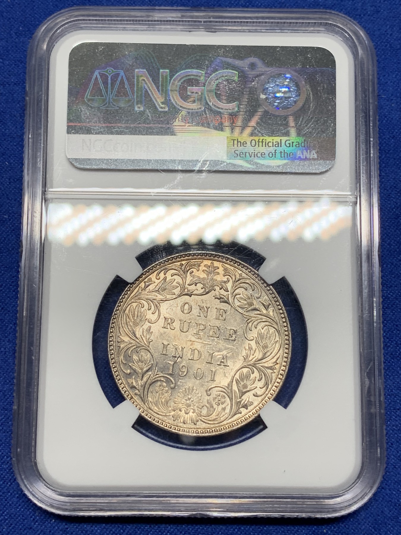 《竞宝斋》第221场-周日，周一 2场 (全场包邮) NGC-MS62 英属印度 1901年孟买厂 维多利亚女王 1卢比 银币 黄油彩包浆 实物很漂亮