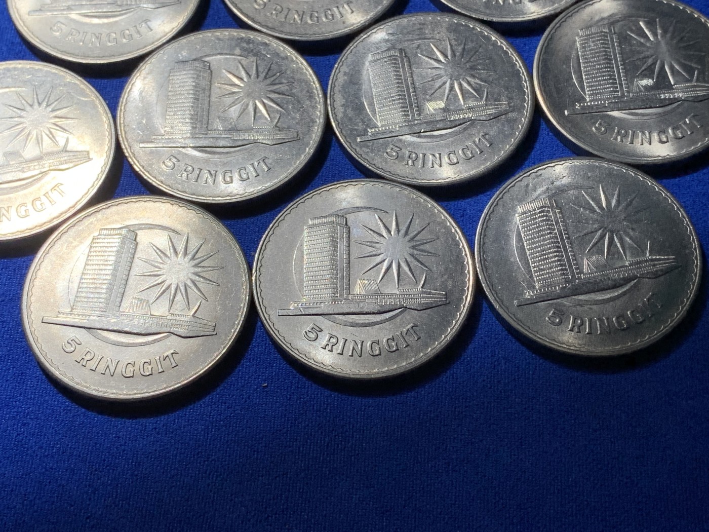 《竞宝斋》第221场-周日，周一 2场 (全场包邮) 马来西亚5吉林特纪念币10枚，单枚37mm直径大镍币，重28.8克。